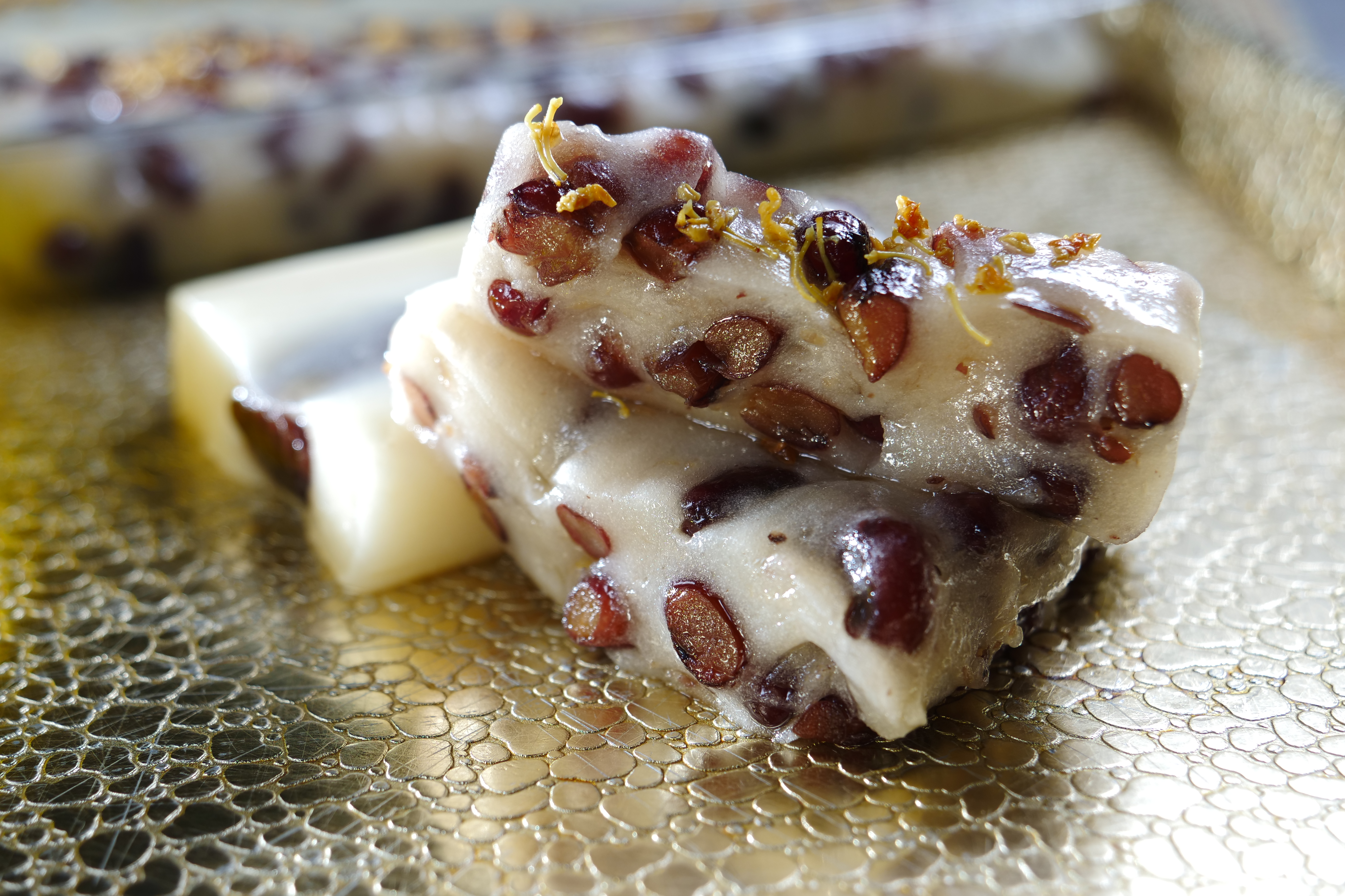 「桂花紅豆年糕」用料大方，紅豆顆粒飽滿。（350元／盒，含紅豆與豆沙雙口味。）