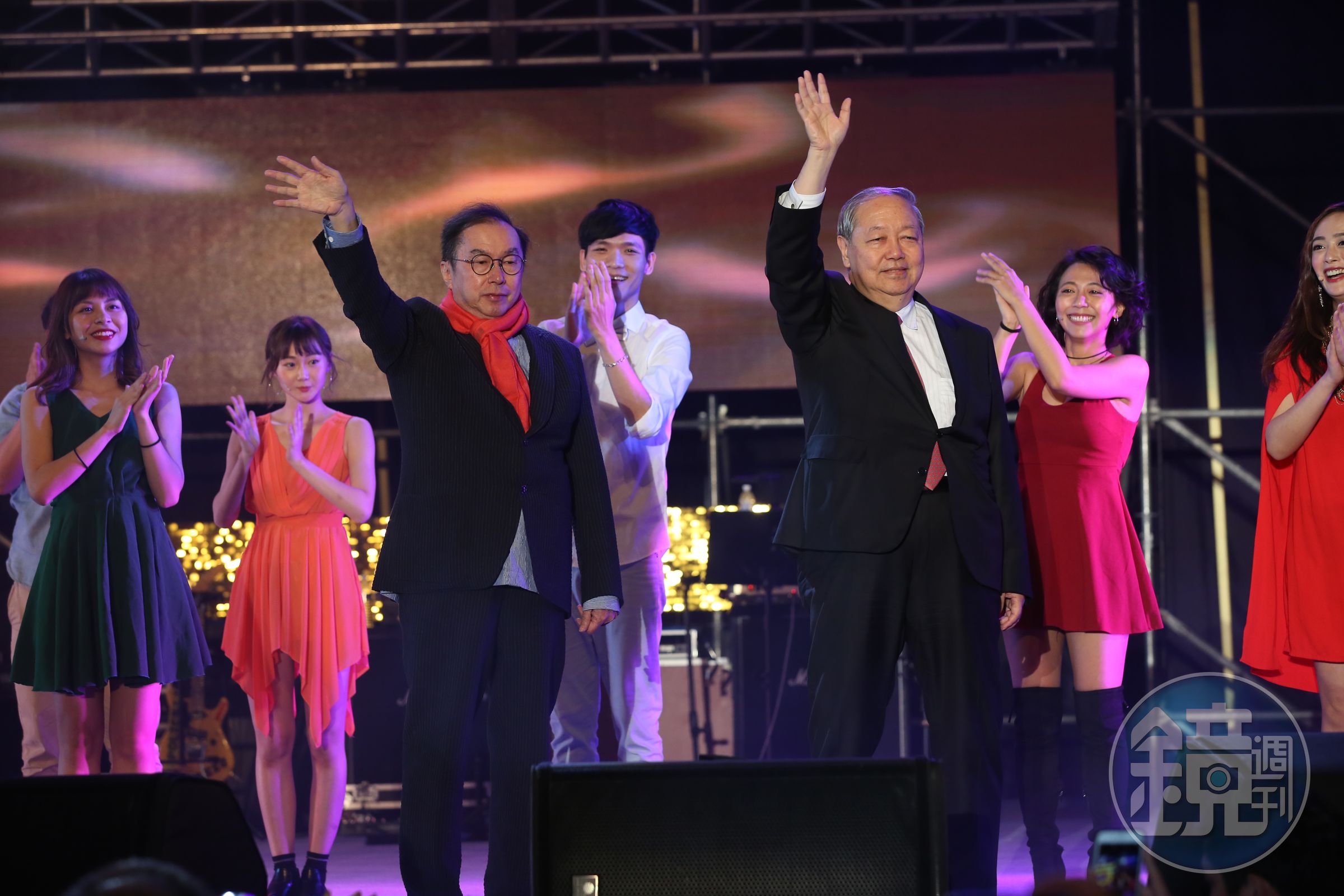 廣達尾牙董事長林百里與副董梁次震與員工同歡，共送出4400萬獎金。