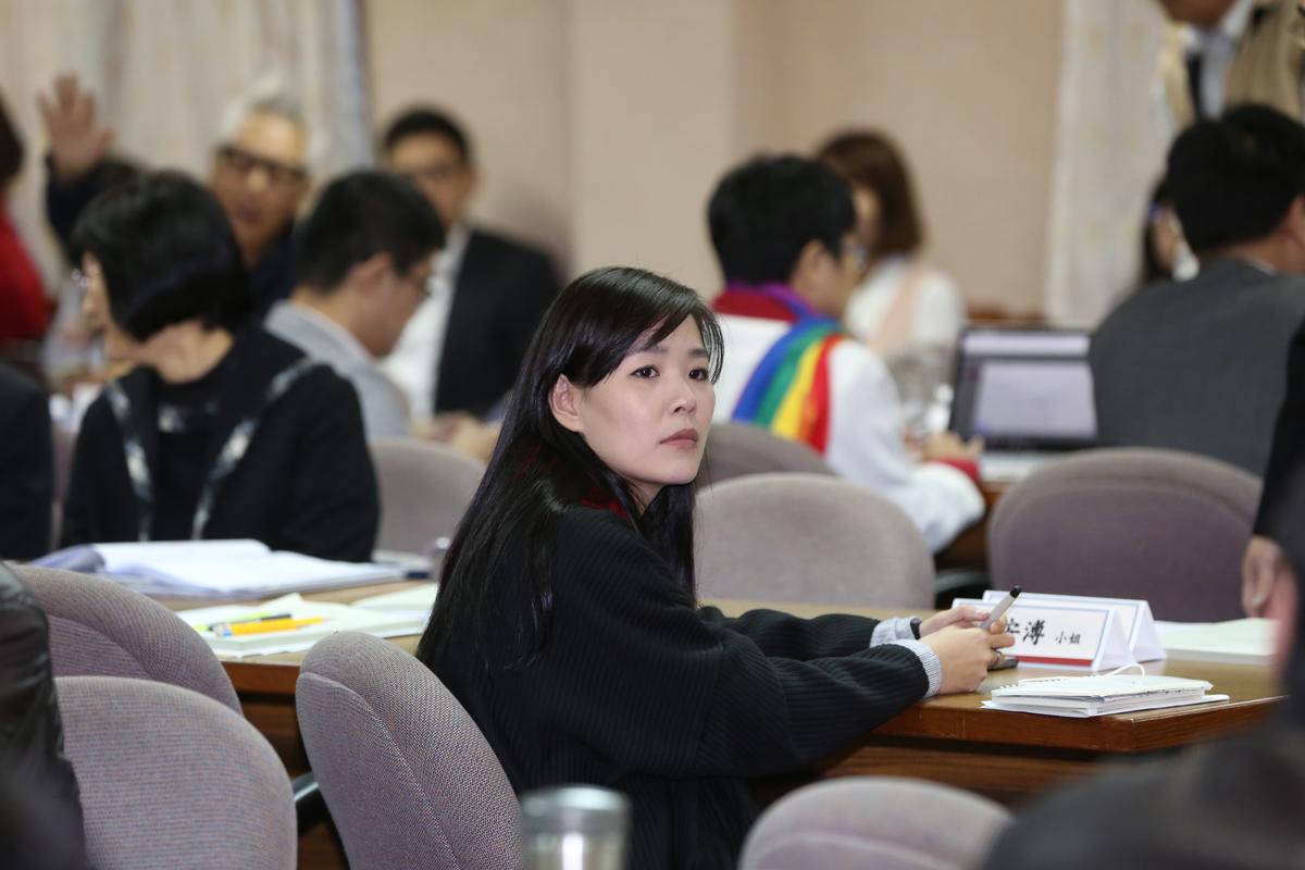 張懸撇清自己沒跟陳綺貞不和，還說陳綺貞的專輯她都有買。