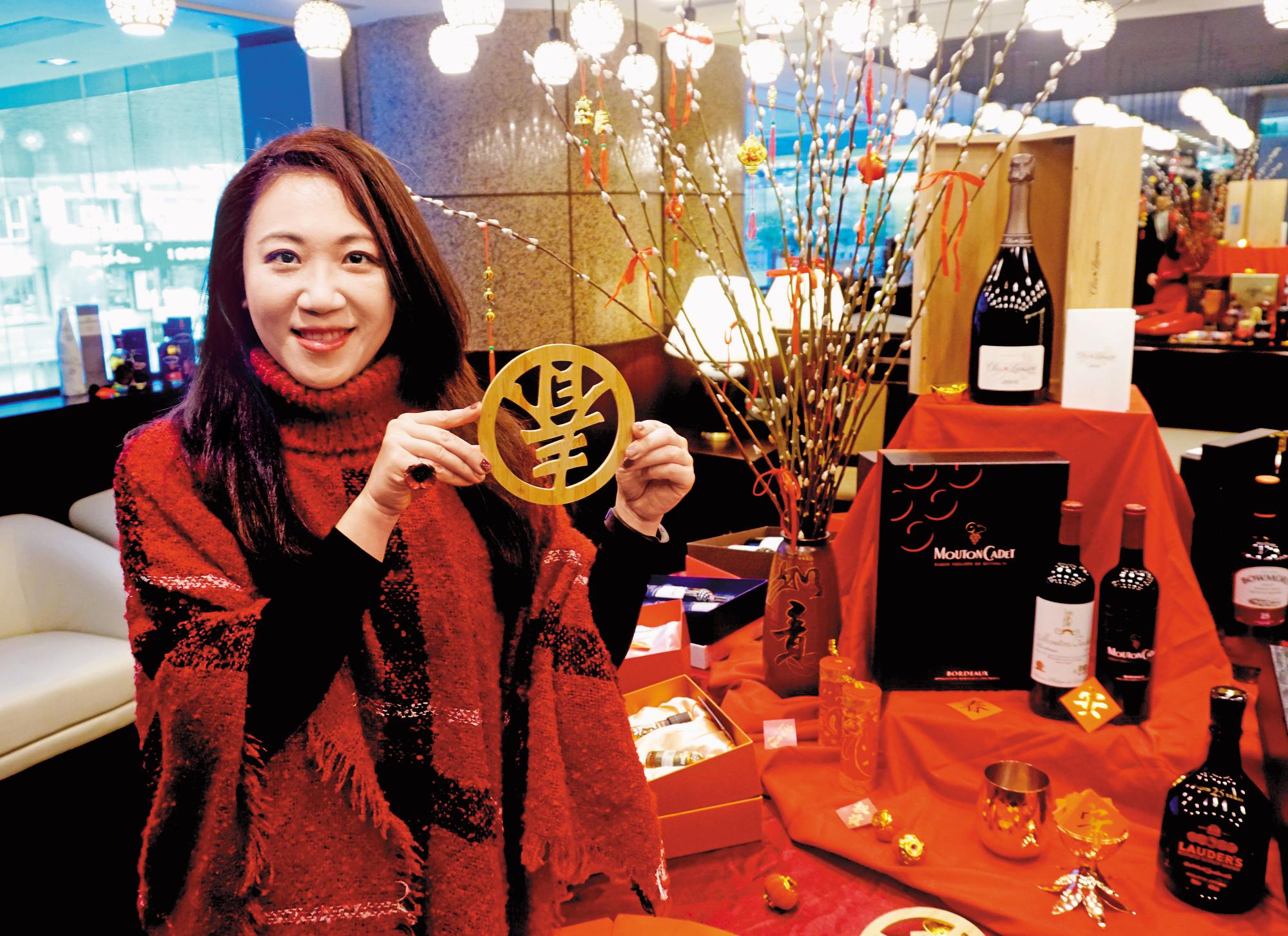 橡木桶洋酒總經理袁德珮拿著特製的「春」到,祝大家狗年吉祥新春愉快,也提醒大家買新春酒禮別忘到橡木桶門市選購。
