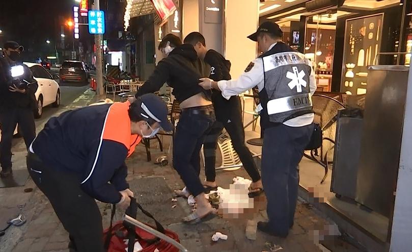 19歲的蘇男（中）遭砍殺，頭部挫傷，右腳皮開肉綻，傷勢不輕。（警方提供）