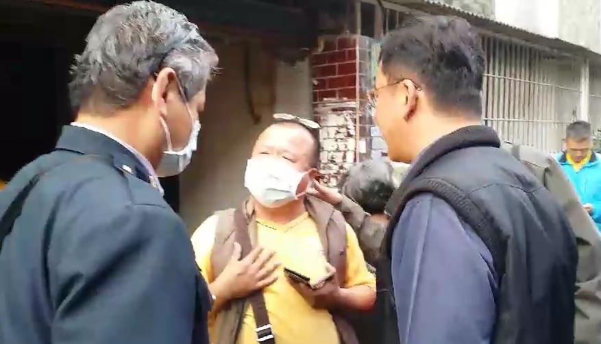 黃衣男為死者兒子,他懊悔母親曾連打3通電話求救,卻未能及時返家救人。(警消提供)