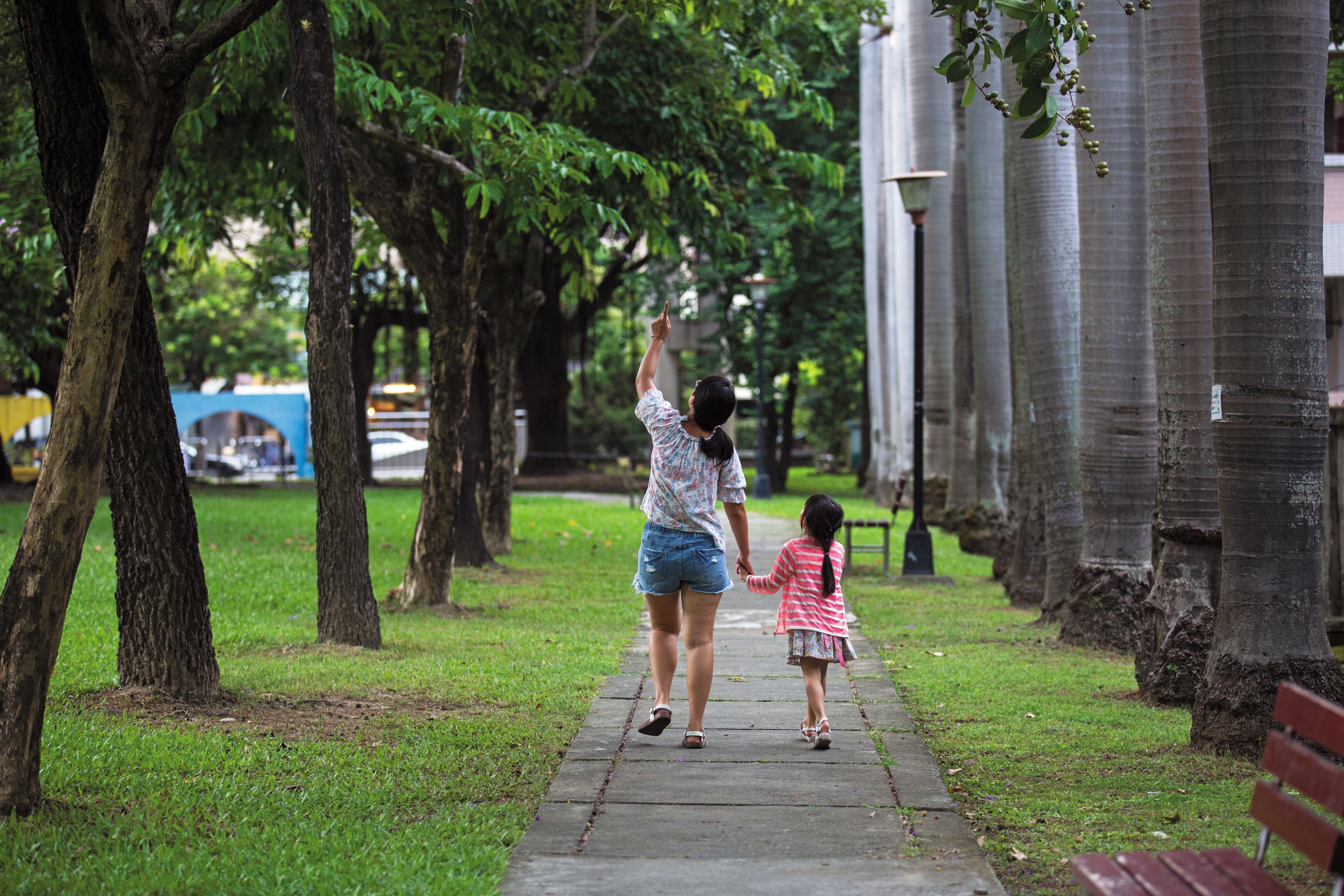小怡（左）現已為人母，牽著女兒的手散步，也學著用女兒的眼睛再看一次世界。為保護女兒，她選擇低調不露臉。