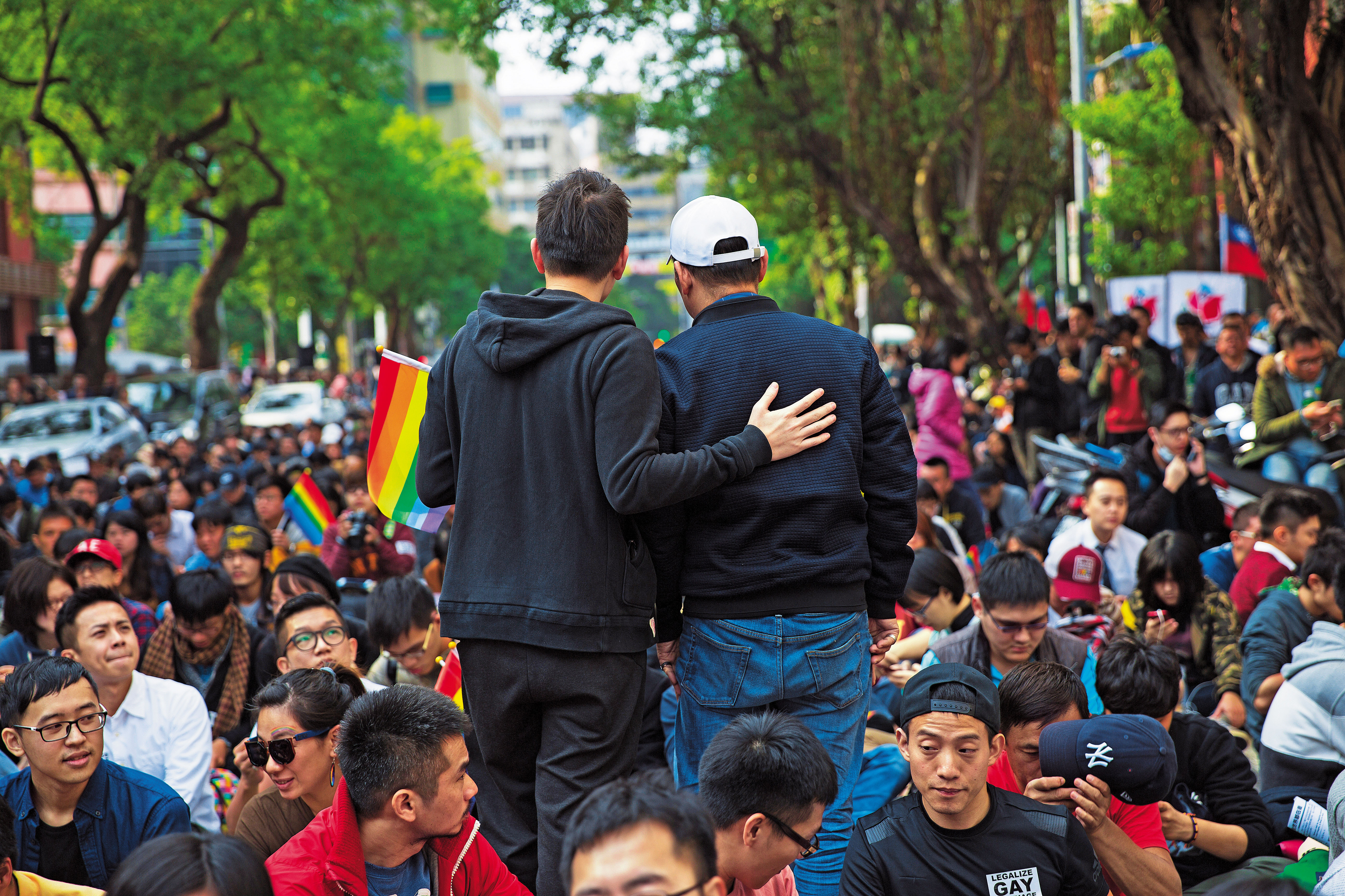 立法院舉辦公聽會那天，同運團體在青島東路上發起聲援，Eric（左）與父親（右）也參加了，父子倆在街頭待了一整天，期待歧視不再的一天。