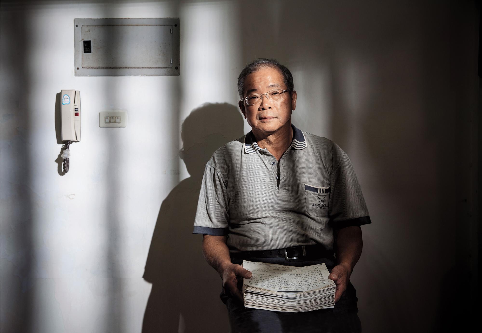 蘇炳坤案歷經31年，可說從青年到白頭。他手上捧著的是歷年卷宗。