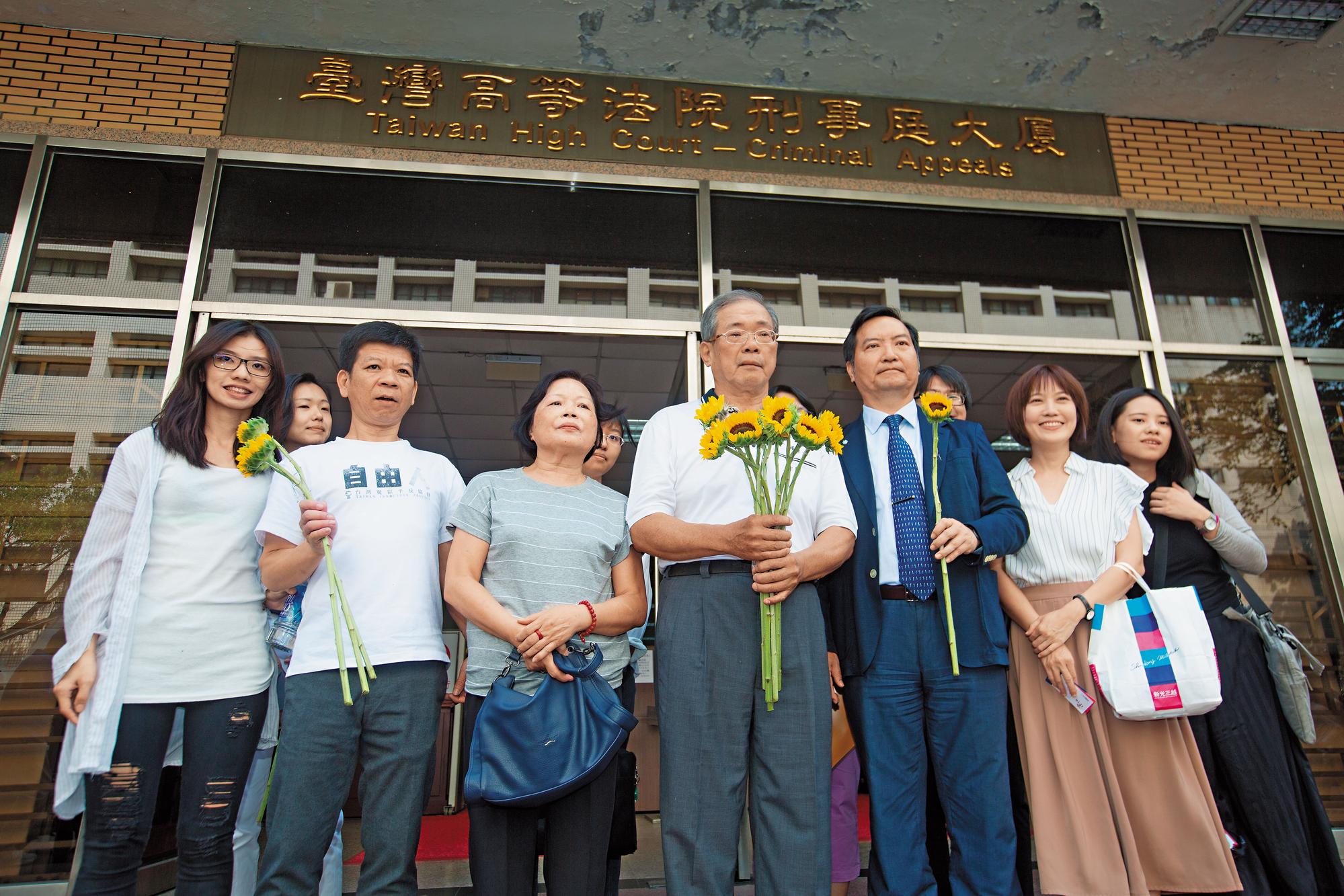 聲請再審宣示裁定結果這天，一路協助蘇炳坤卻十分低調的退休檢察官彭南雄（右）也特地到場。左為蘇太太。