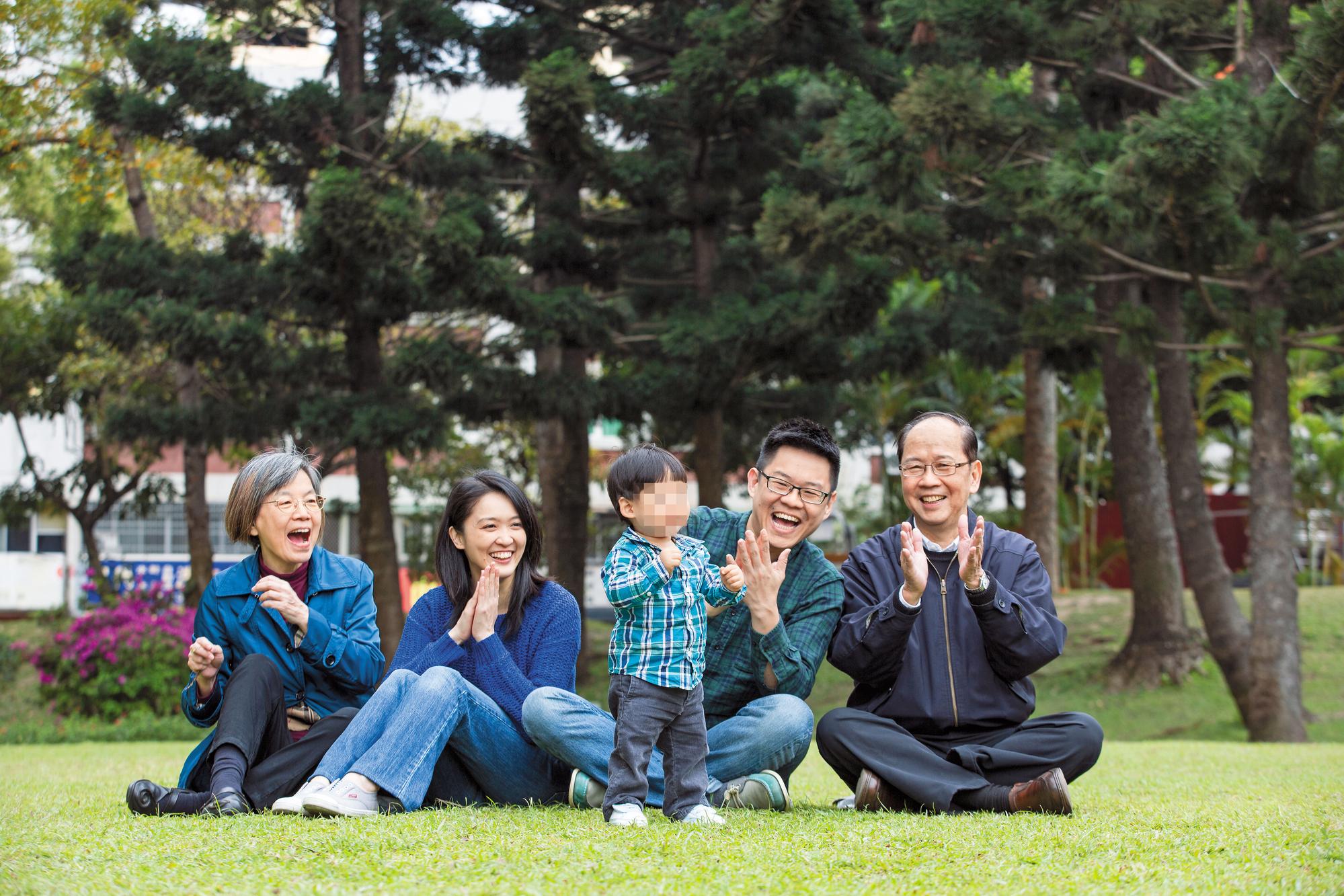 採訪當天，彭仁鐸帶著兒子在公園散步，寶寶剛學會走路，勇敢努力的模樣讓全家人忍不住為他鼓掌。右起彭作奎、彭仁鐸、Hudson、彭仁鐸妻子楊茲珺與彭作奎妻子謝佑立。