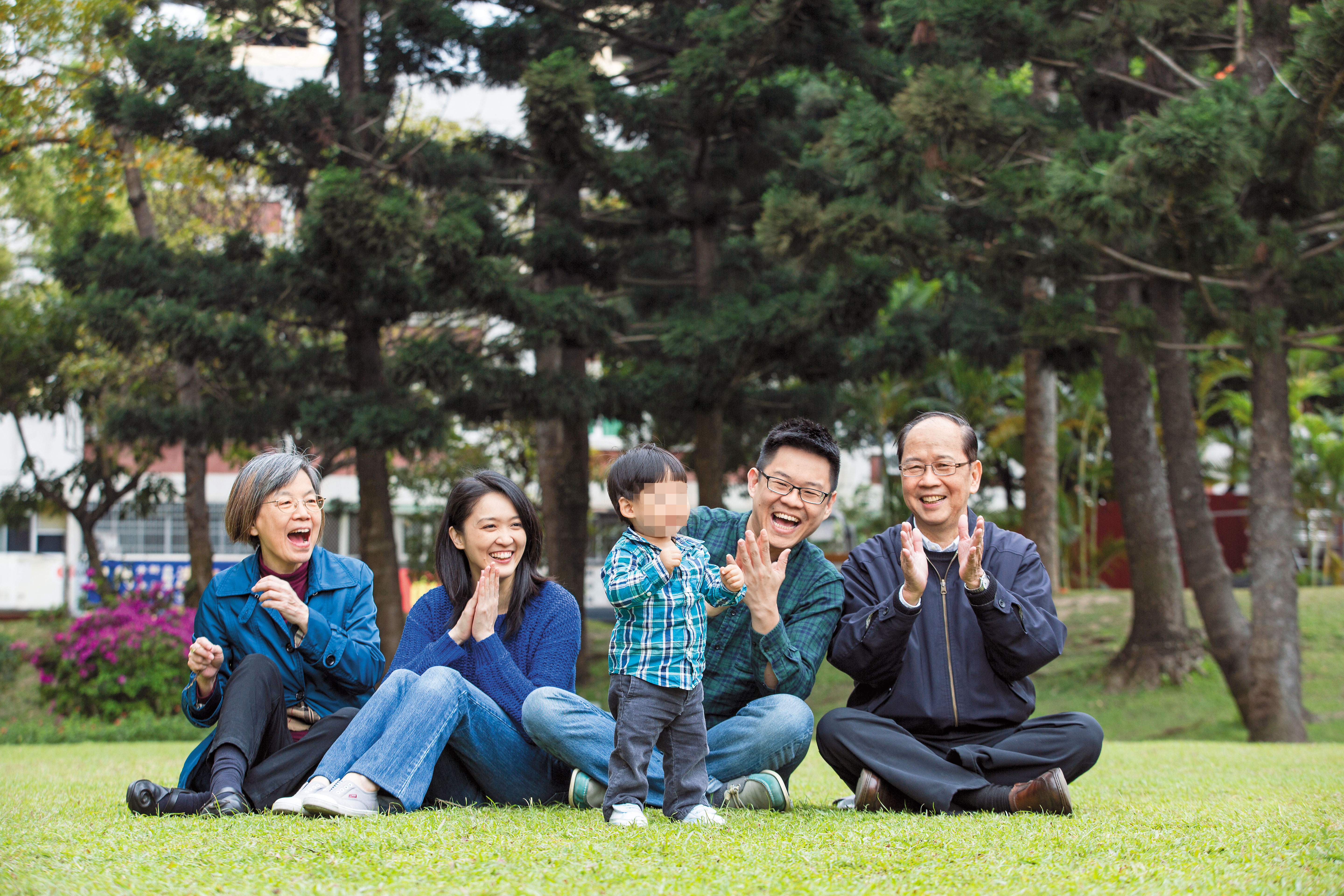 採訪當天，彭仁鐸帶著兒子在公園散步，寶寶剛學會走路，勇敢努力的模樣讓全家人忍不住為他鼓掌。右起彭作奎、彭仁鐸、Hudson、彭仁鐸妻子楊茲珺與彭作奎妻子謝佑立。