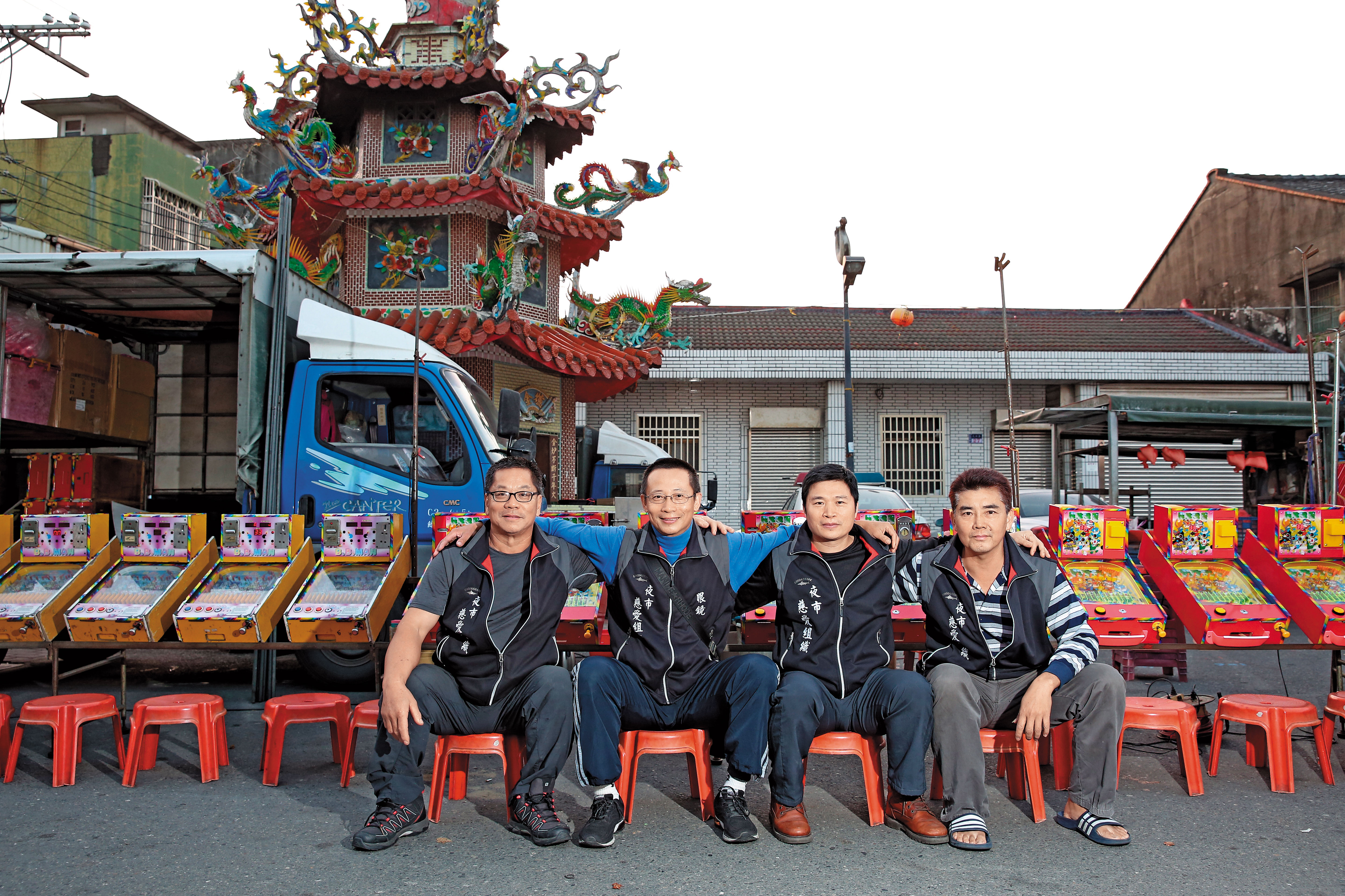 雲林夜市慈愛會由7位攤商發起，圖為其中4人：賣霜淇淋的陳金塗（左起）、擺娃娃機的陳鴻榮、賣火鍋的潘茂榮、擺彈珠檯的葉文堂。