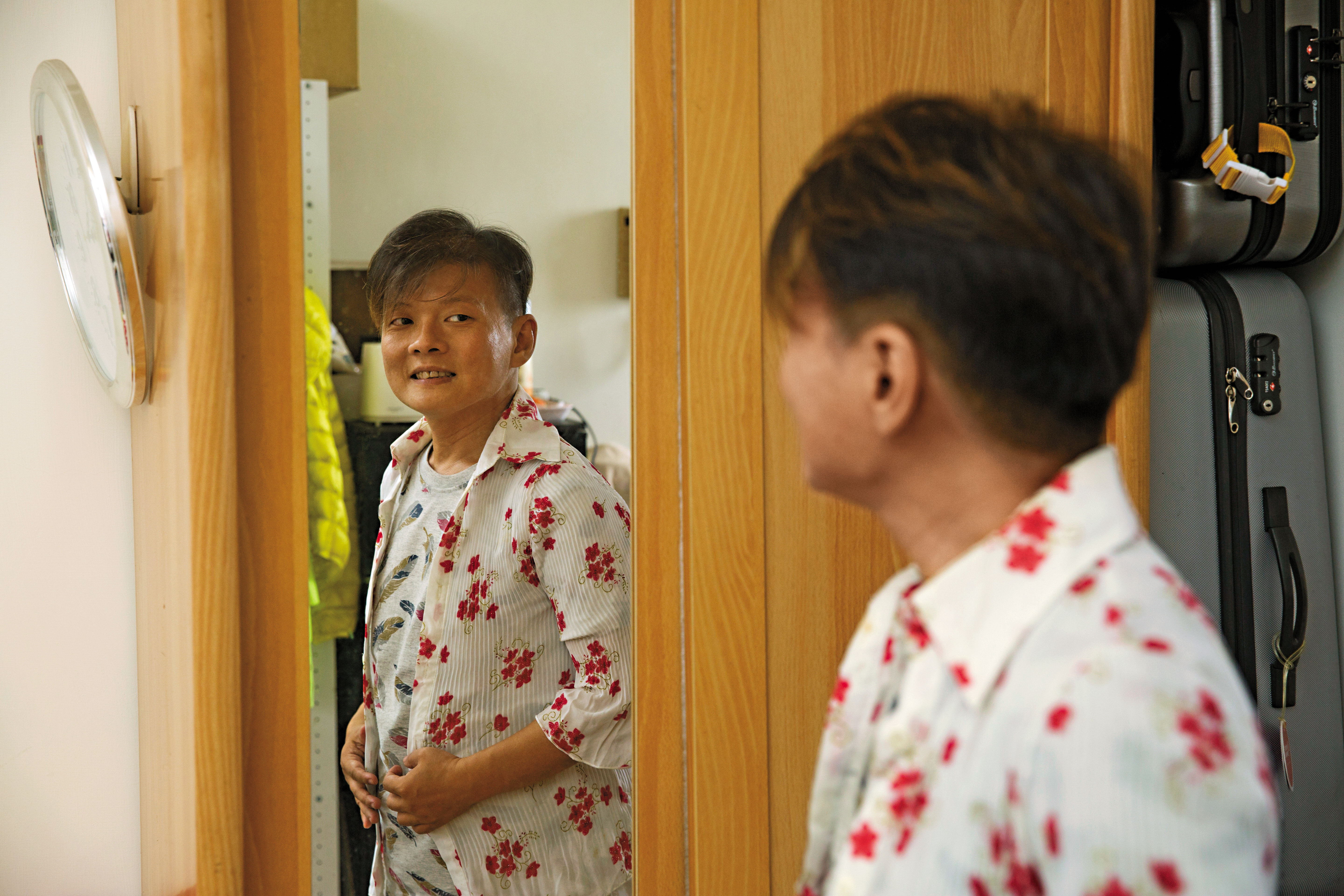 平常大多穿襯衫、有標語的T恤，衣櫃裡最秀氣的衣服是這件有花朵圖案的雪紡衫，不過只在2009年第一次到高醫大性別所分享論文時穿過1次。丘愛芝說：「一方面胖了，另一方面怕穿起來引人注目。」