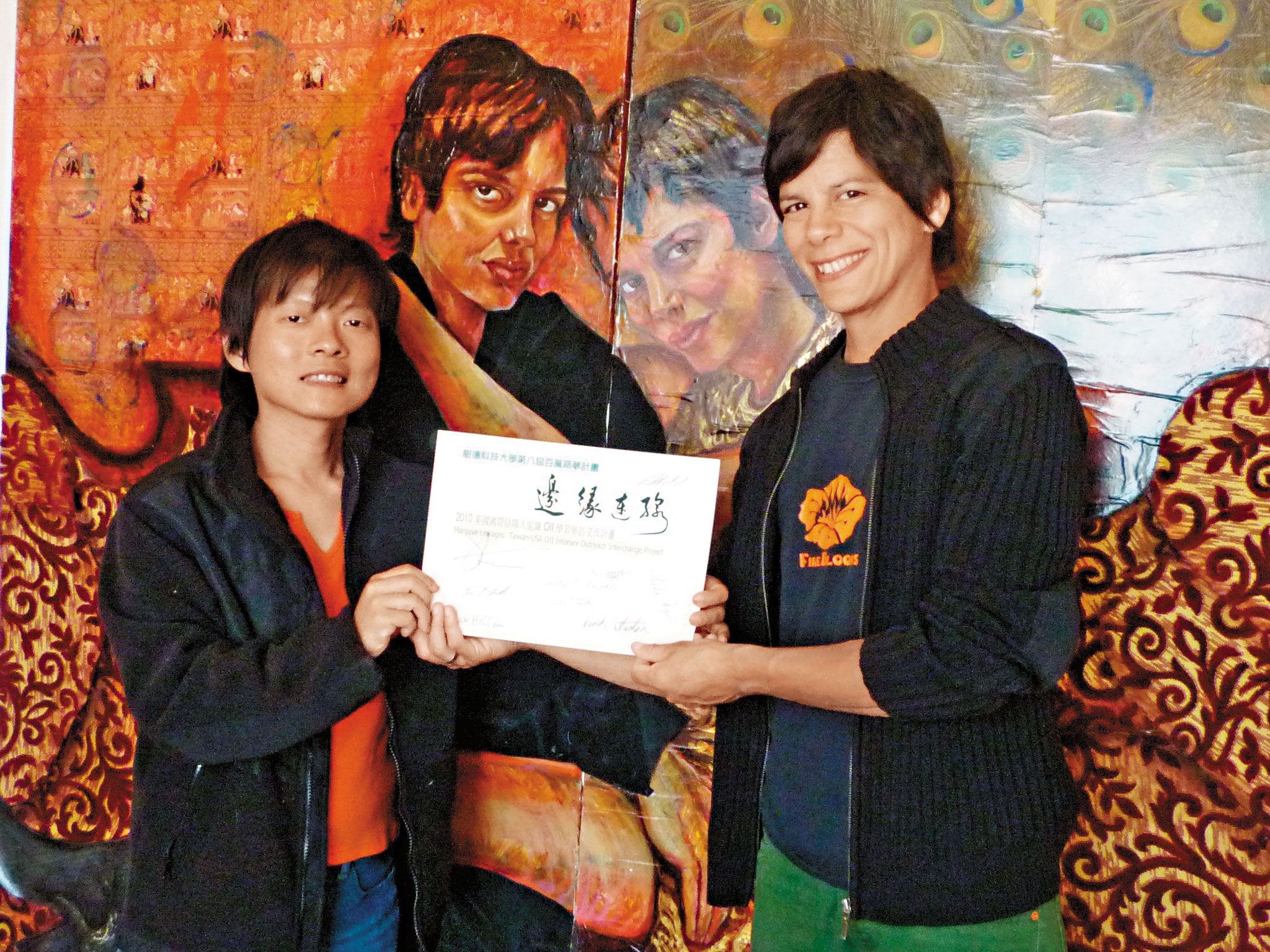 2010年樹德科大的百萬圓夢計畫，丘愛芝以陰陽人的身分獲得贊助，並前往美國訪問其他陰陽人，圖為他（左）與國際陰陽人組織美國主席Hida Viloria（右）的合照。（丘愛芝提供）