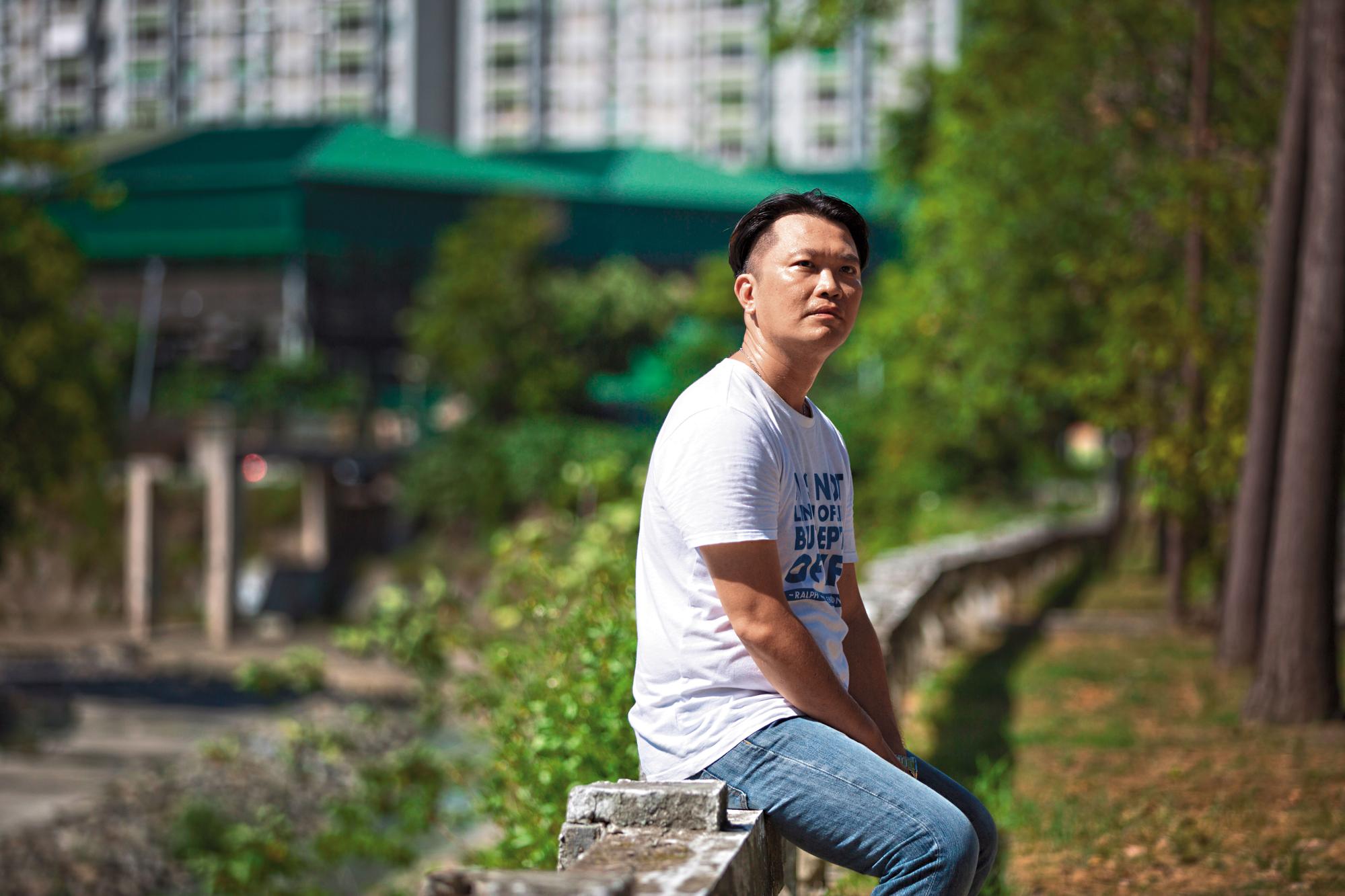 洪春峰花了超過30年才釐清母親的面貌。他發現媽媽很愛他，才會尋短；爸爸拚命賺錢，用物質補償失落的母愛。