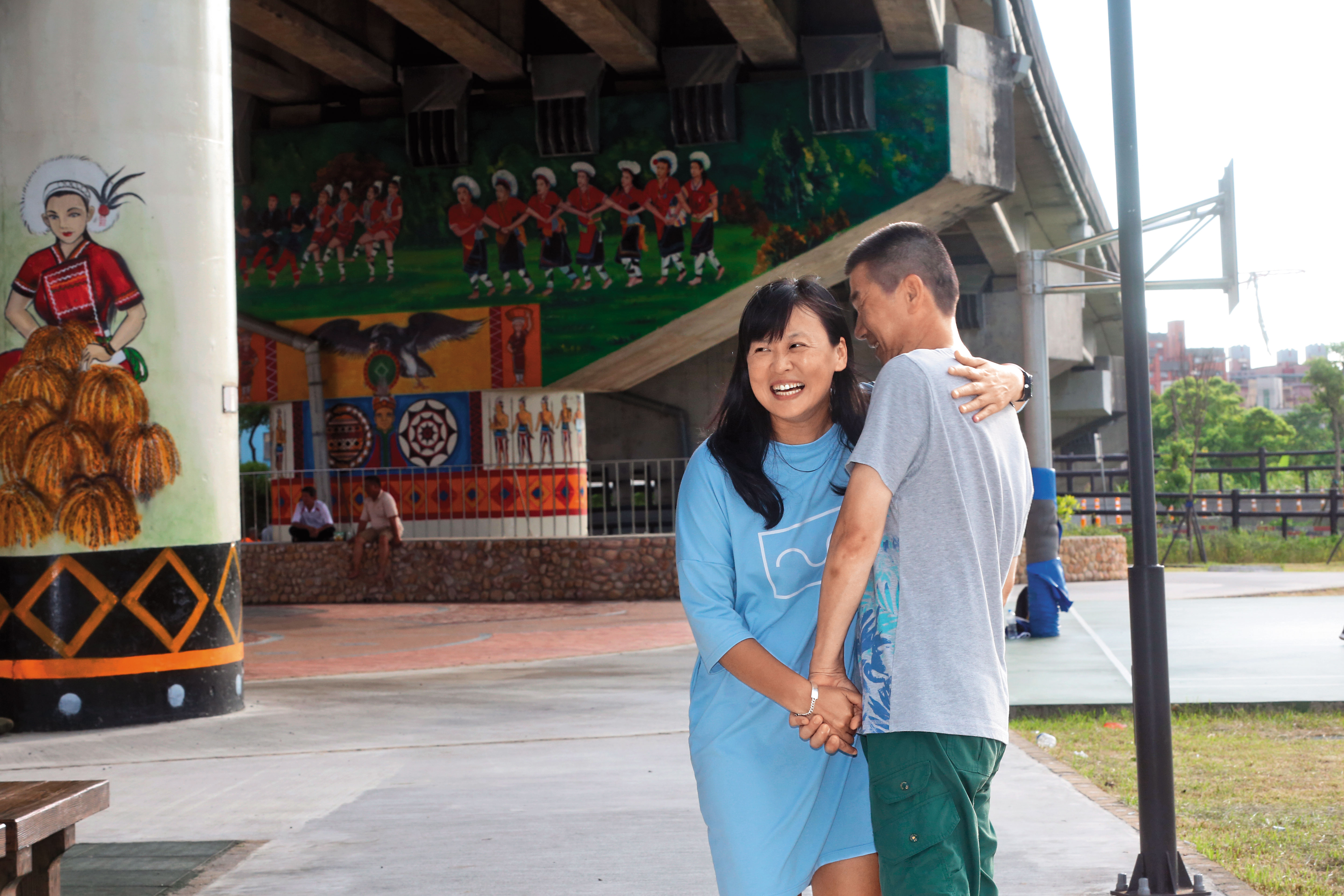 燕子（左）全職照顧小朱（右）4年多了，小朱現在知道牽手的人是誰、也非常依賴妻子，還會開心說：「我最喜歡她笑起來的樣子。」