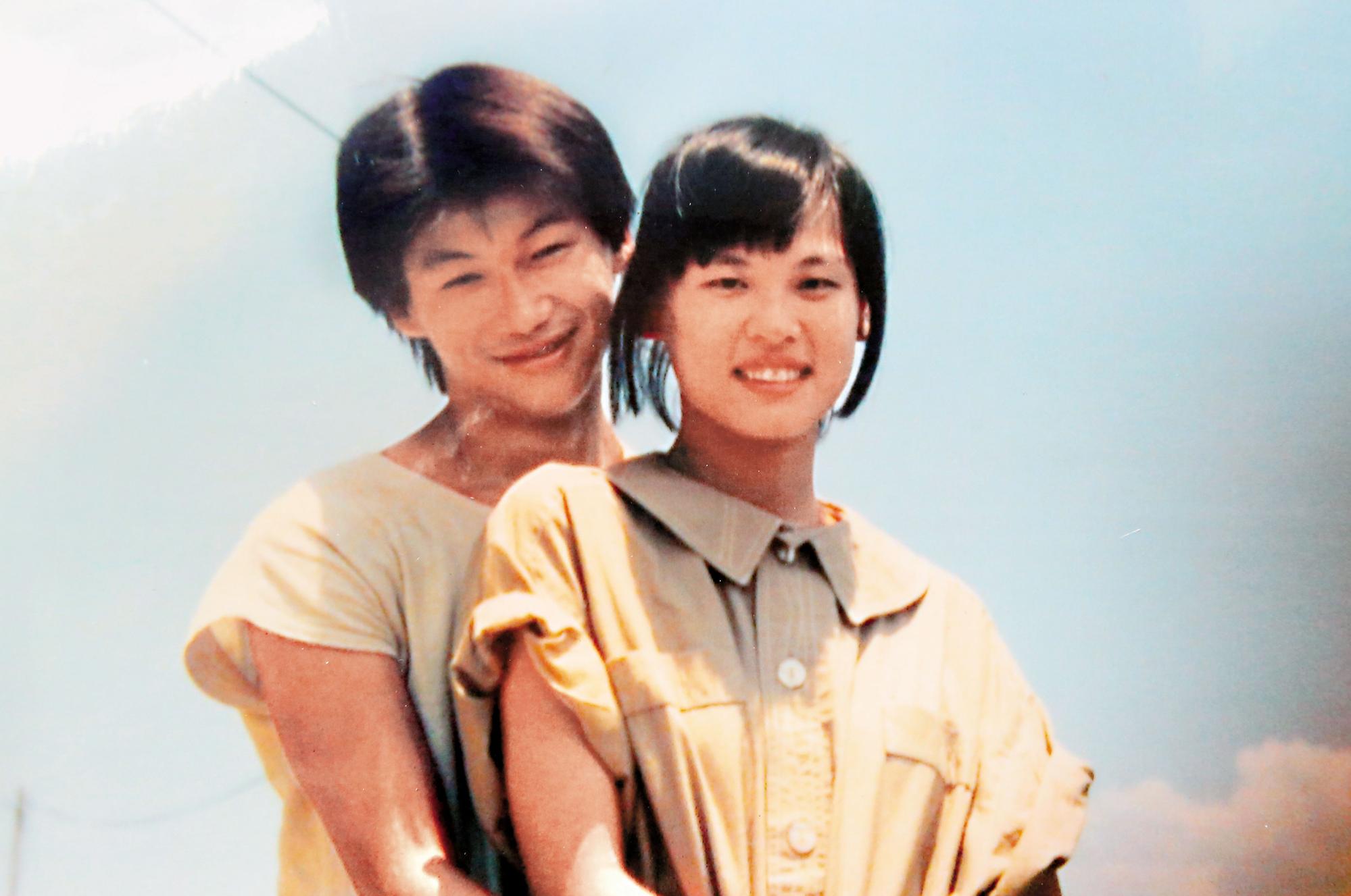 燕子（右）與小朱（左）是彼此的初戀，初識時燕子年僅16歲，每年相識紀念日那天，就會相約同遊初識地淡水，重溫年輕時的回憶。（燕子提供）