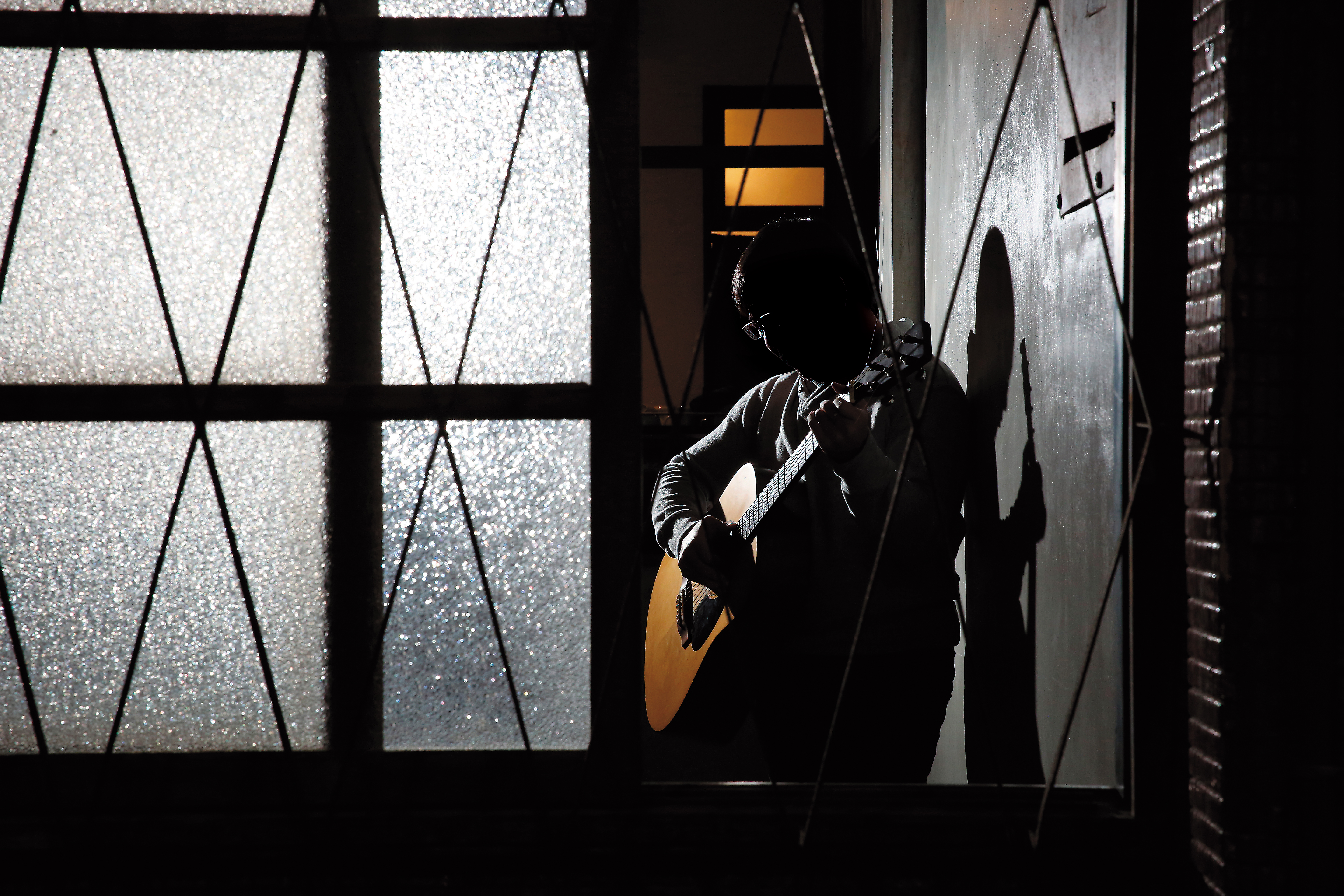 R說，難過的時候，會彈彈吉他抒發心情。