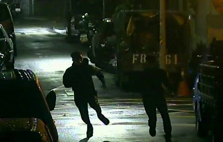 萬華2名年輕男子以預藏的辣椒水搶奪新興虛擬貨幣「乙太幣」之交易金後落跑。（警方提供）