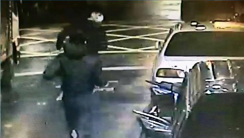 在警方接獲報案後不到2小時以車追人逮到2人,訊後被依搶奪罪嫌函送地檢署偵辦。(警方提供)