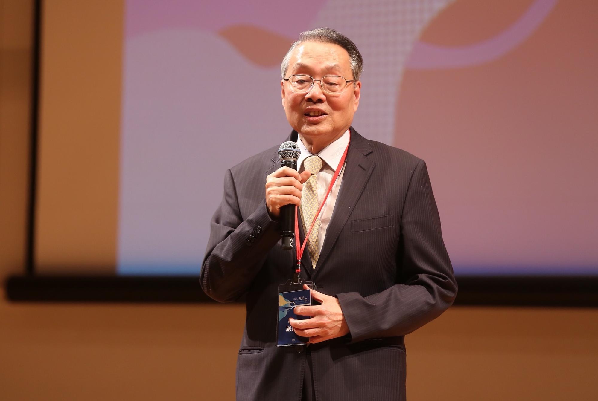 宏碁創辦人施振榮出席公開活動，談女兒婚變與長子接班。