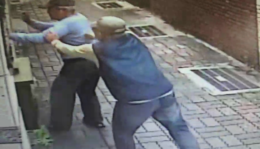 監視器拍下2老翁推擠爭執了約1分鐘。（警方提供）