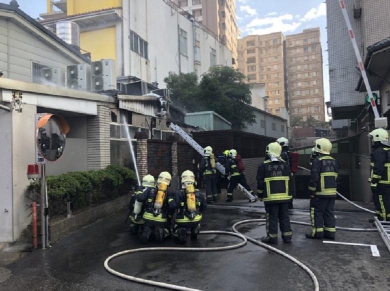 火勢猛烈,消防人員佈下多條水線強力灌救。(消防局提供)