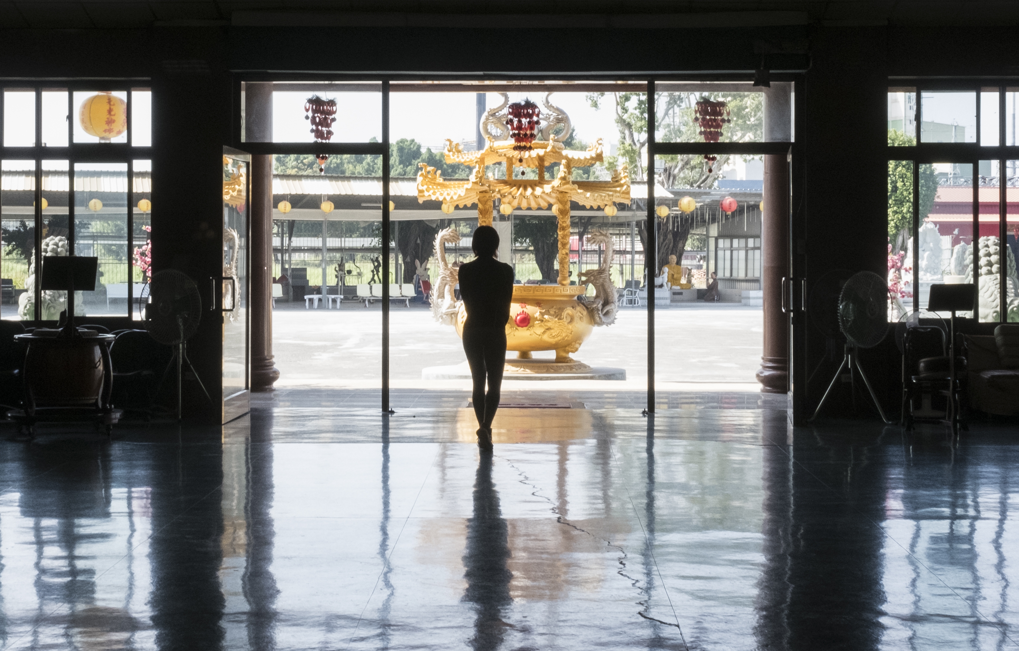 龍發堂的佛堂。這是下午時分，空盪無人，但依稀傳來一陣陣人語的喧嘩。