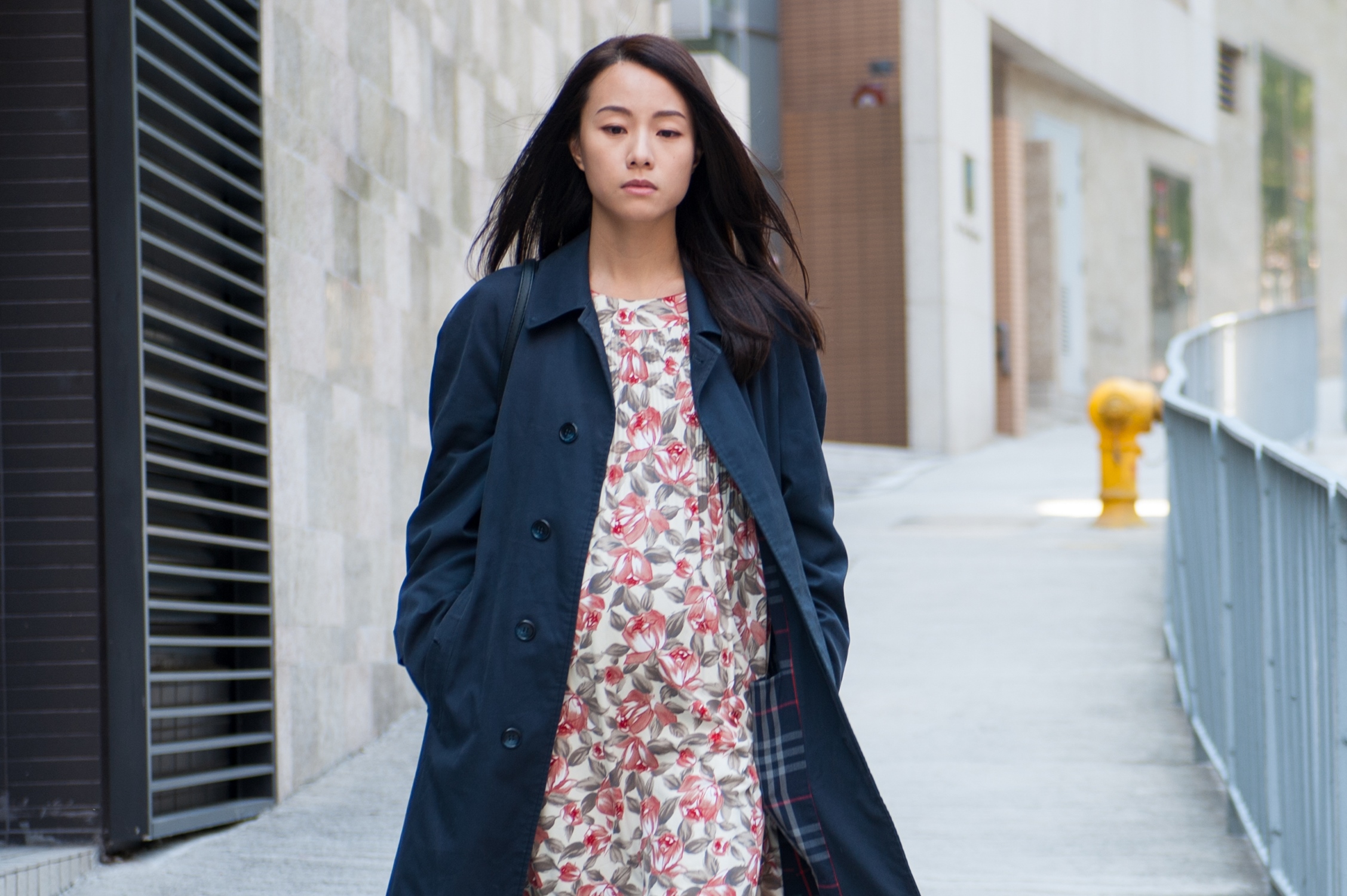 以往常被視為花瓶、賣臉的港星鄧麗欣突破戲路，在《藍天白雲》中飾演調查弒親案的警官，驚人的爆發力獲得導演大力稱讚。（双喜提供）