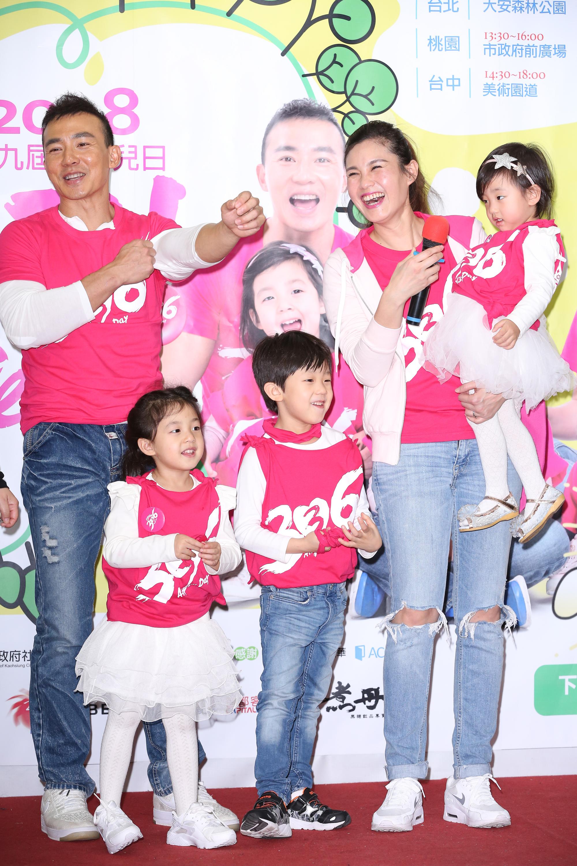 劉畊宏（左起）帶著大女兒小泡芙、兒子宇恩、太太王婉霏及小女兒姍姍一起現身公益活動。