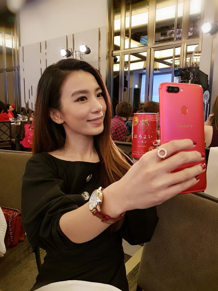 田馥甄穿了一身黑，不符合dress code的主題，她立馬拿出紅色手機。（摘自田馥甄臉書）