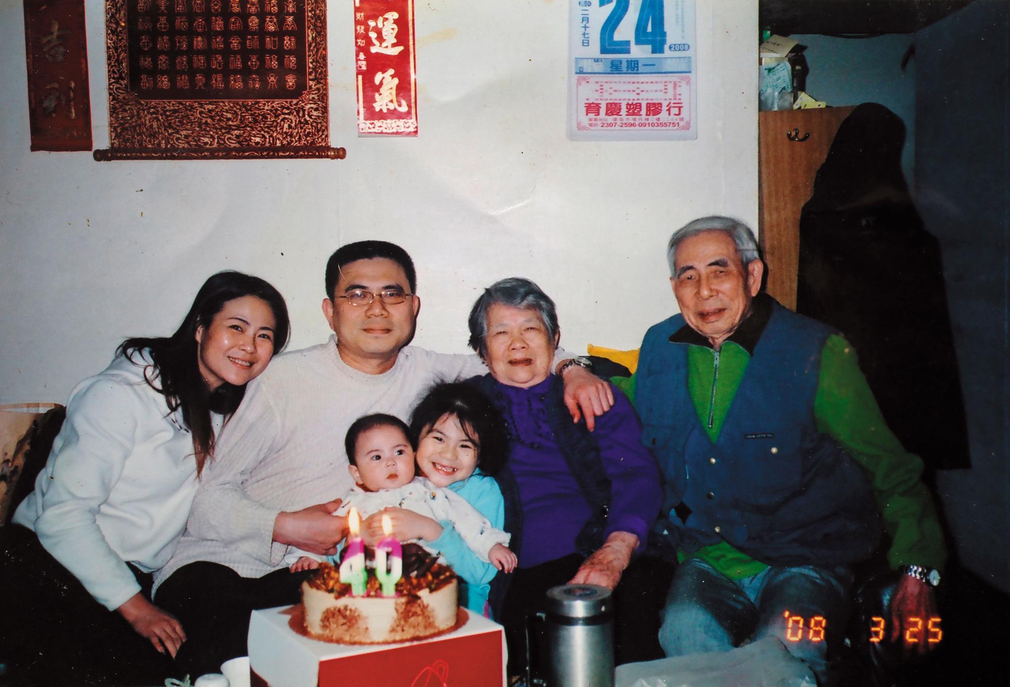 創立於1945年的湖南臘肉,是第一代公公(右1)、婆婆(右2)的家鄉味,從大陸來台後,平常賣早餐,冬季才做臘肉,直到10多年前,先生李元培才接手製作。(蕭冰提供)