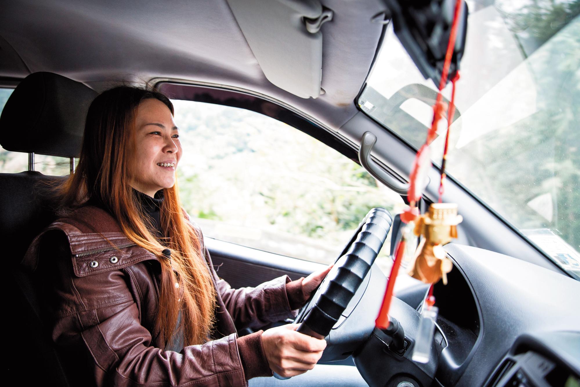先生過世後,蕭冰才開始學開車,考到駕照後,仍是油門、煞車傻傻分不清。