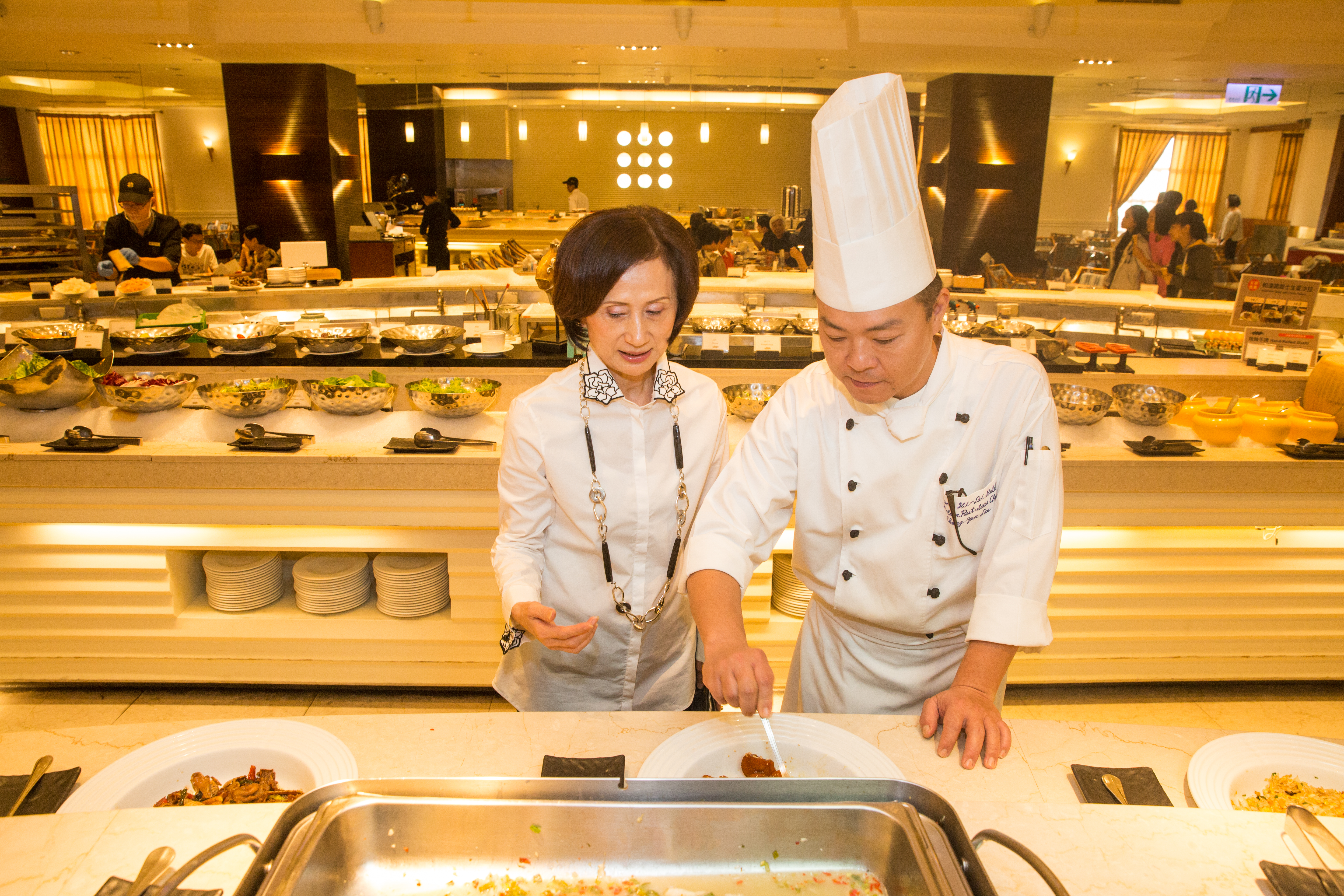 林淑婷固定每晚巡店，結束後總會接到女兒來電提醒她下班。