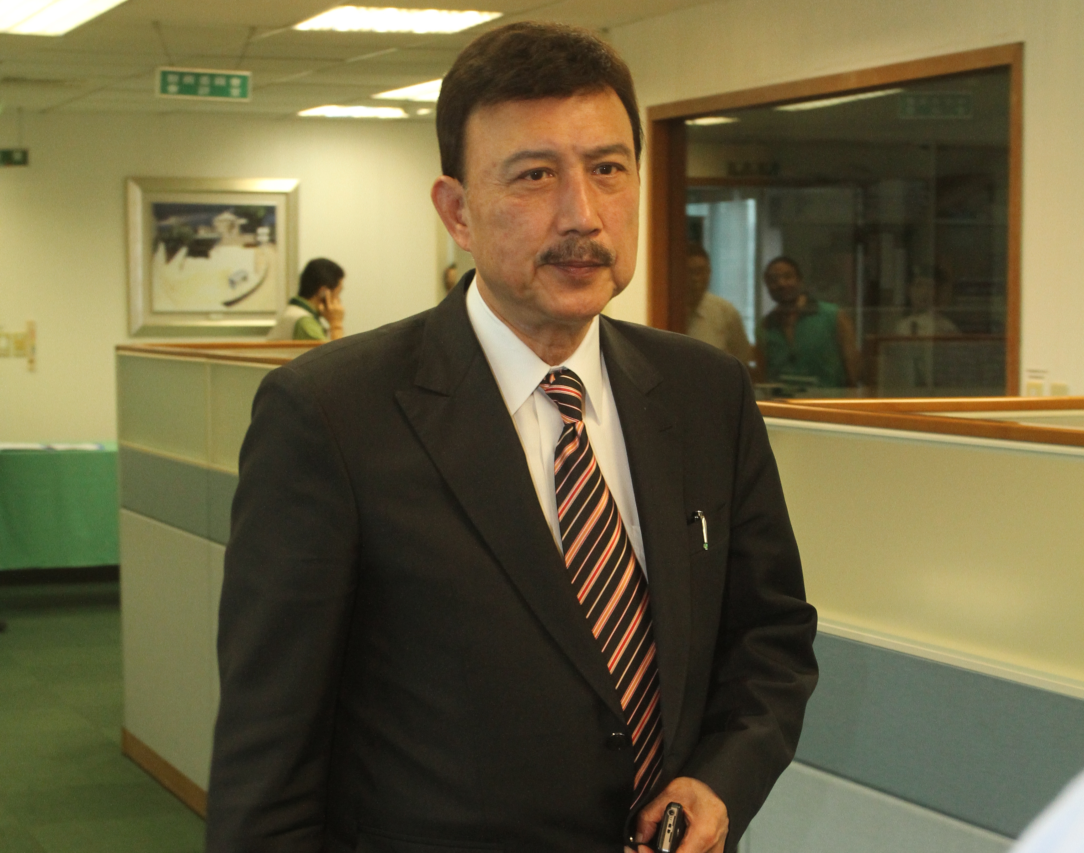 新北市黨部主委余天為了女兒余筱萍參選台北市議員一事，怒槓黨中央。