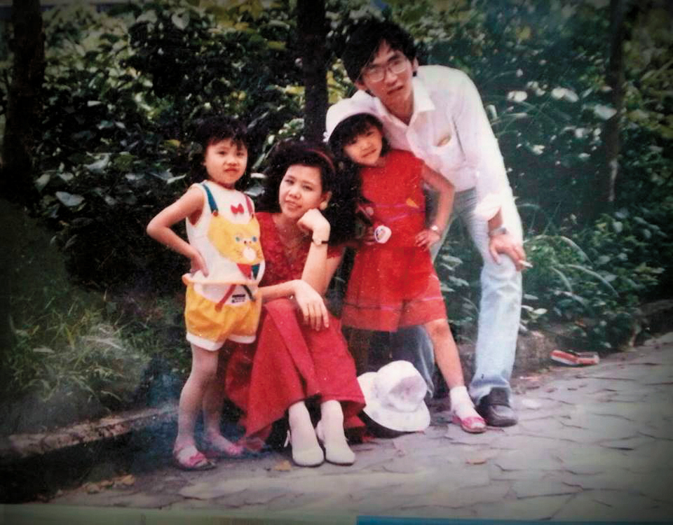 小時候的陳竹音(左起)、媽媽、姊姊、爸爸。對陳竹音來說,家庭的溫暖是渴望卻不可得的。(陳竹音提供)