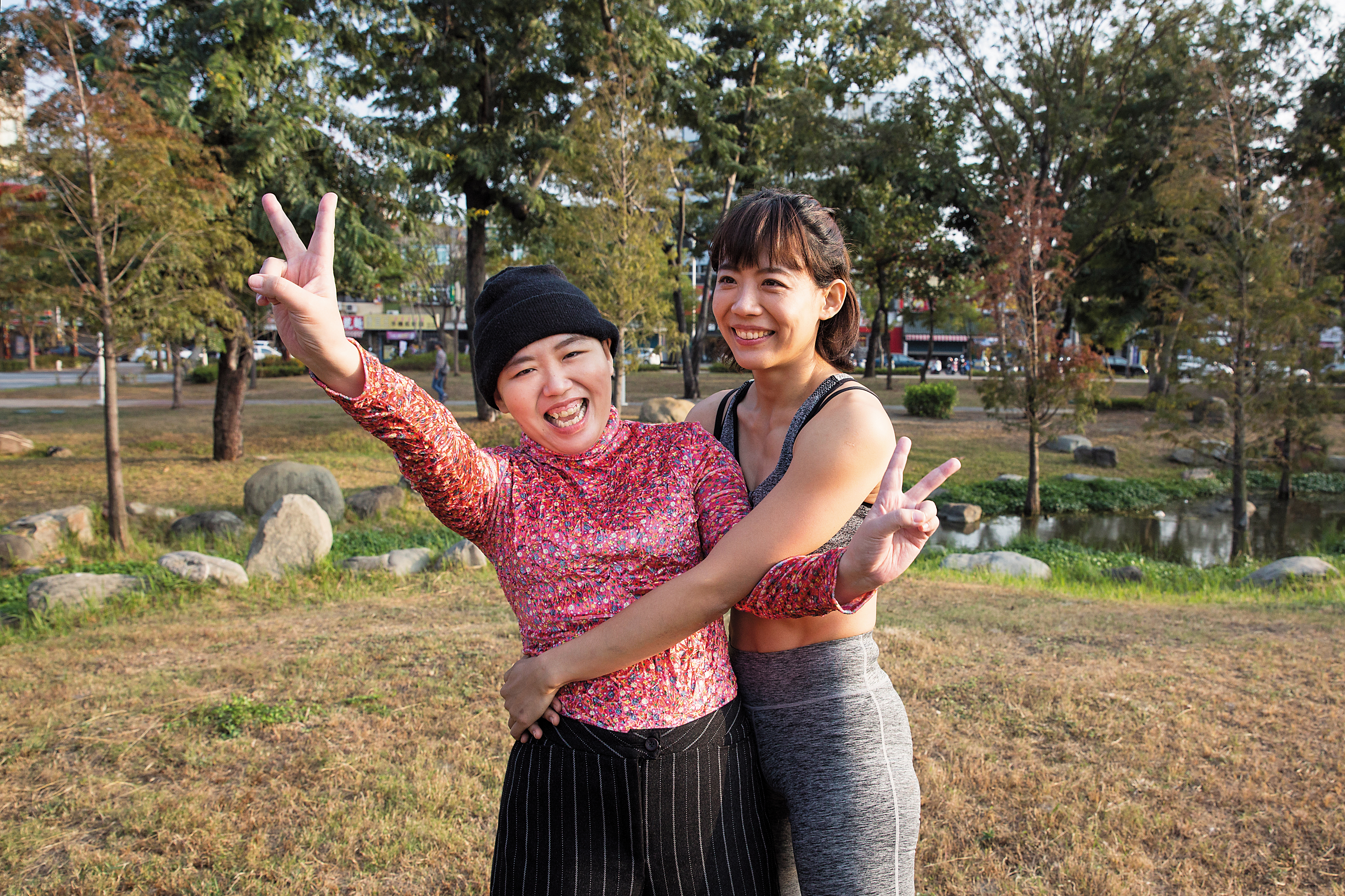 公園裡陳竹音與姊姊（左）開心合照，姊妹雖然相聚時間不多，但永遠記得彼此。