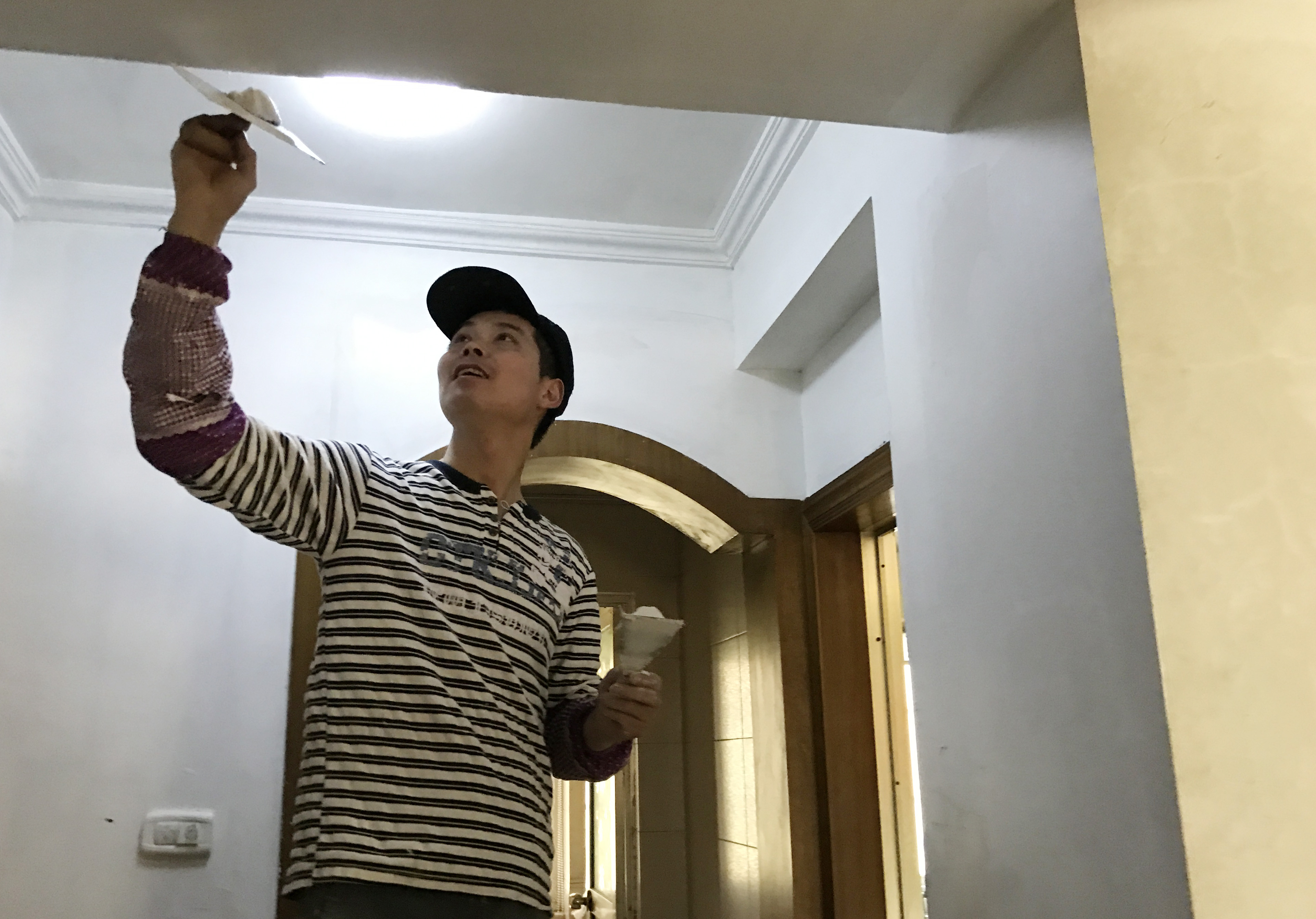 牆壁油漆粉刷有8成花在工錢上，若不要求專業美感，DIY最省錢。