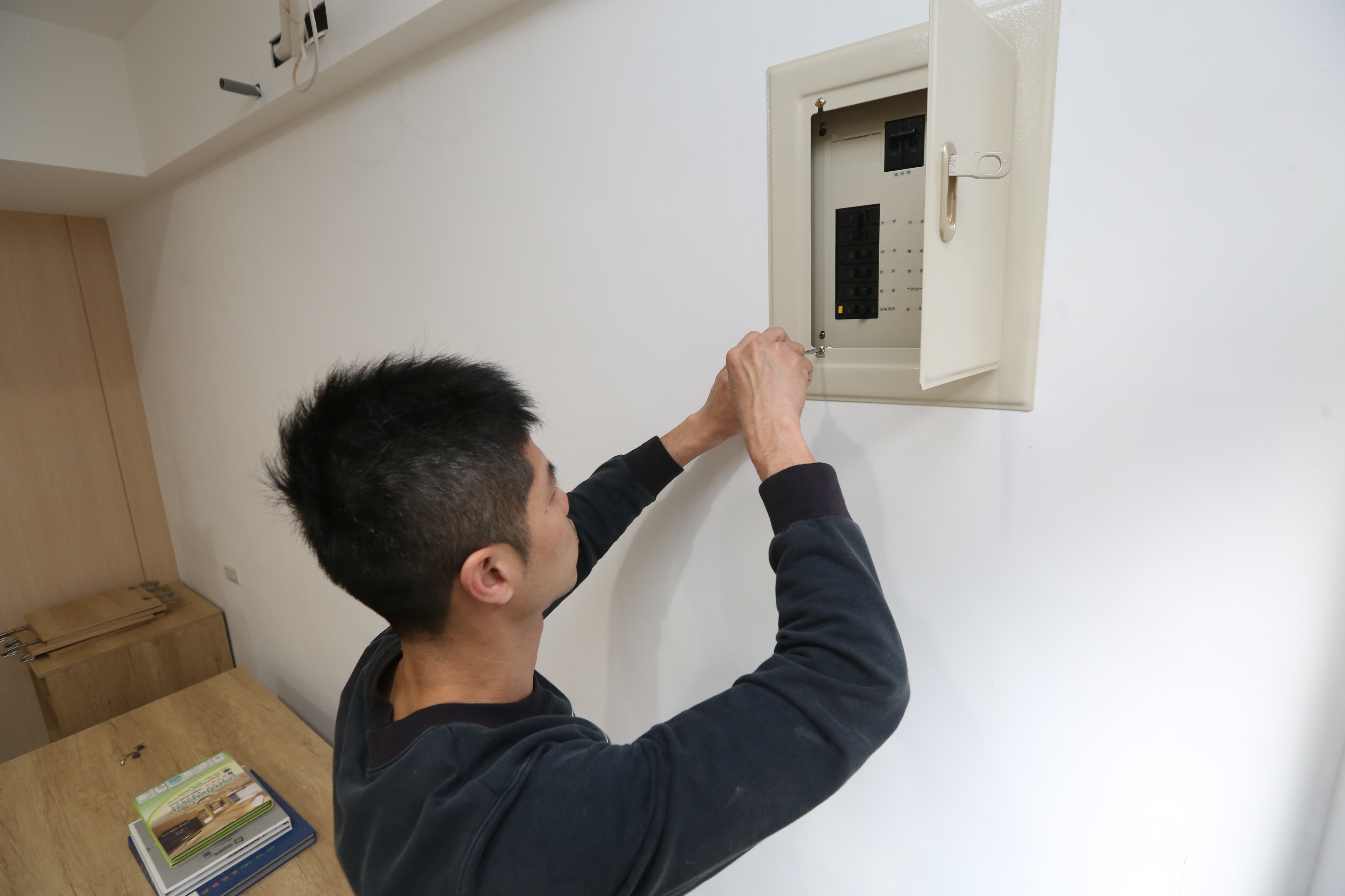 考量居住安全，屋齡超過25年且不曾裝修的老屋，需汰換老舊電路開關及電線。