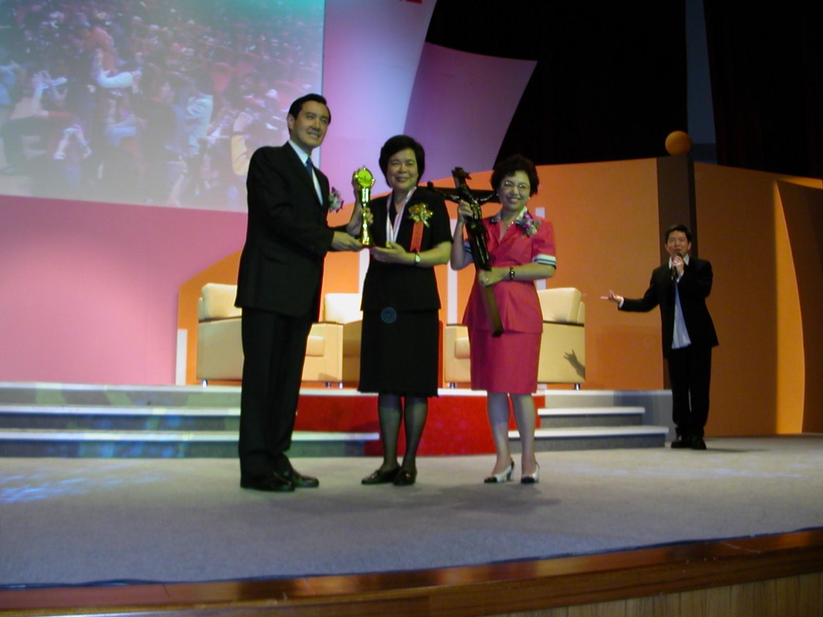 2004年，時任台北市長的馬英九（左）頒發醫療奉獻獎給趙可式。