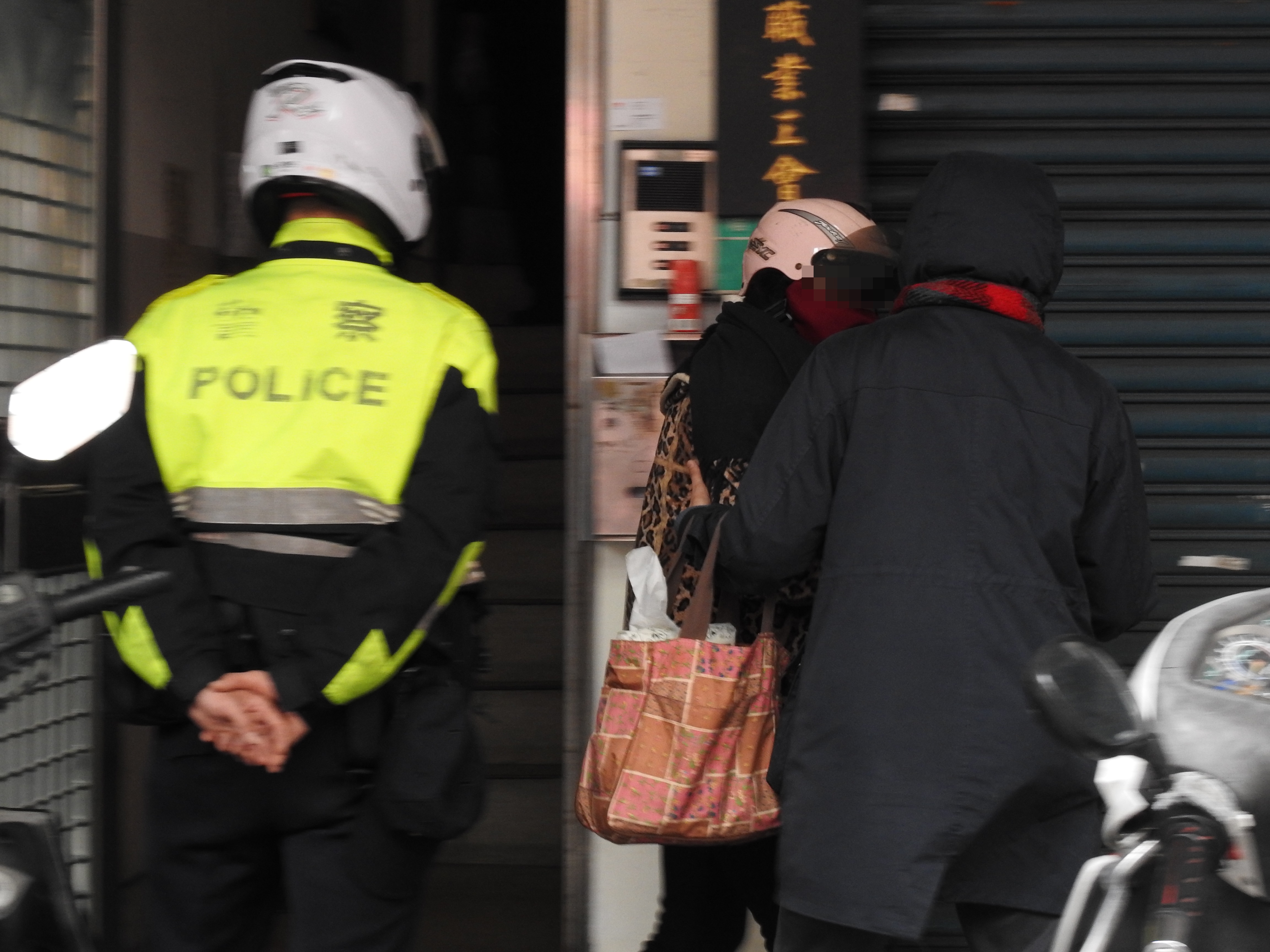 三重驚傳情侶燒炭，家屬趕到現場時泣不成聲。