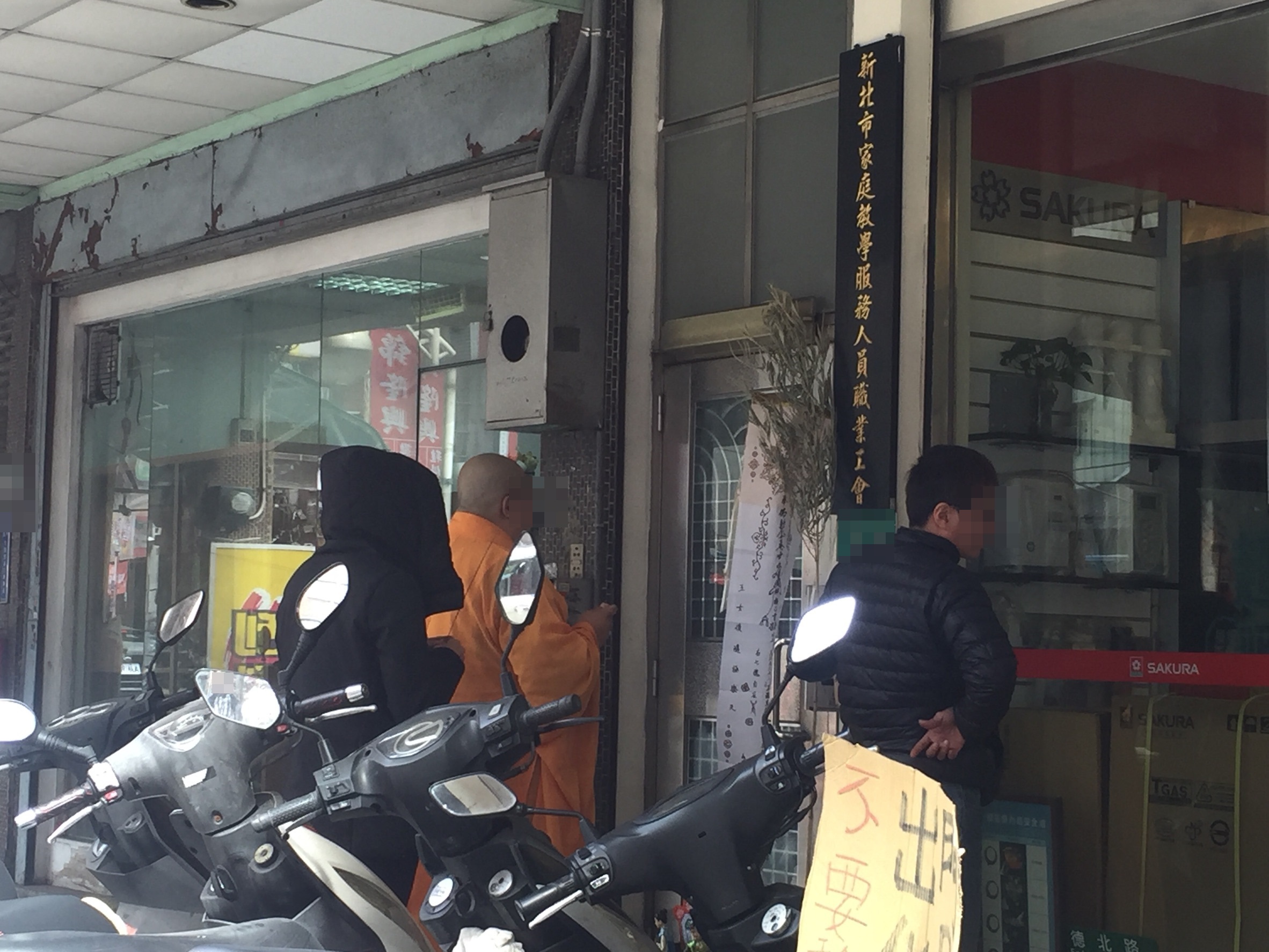 吳女家屬到現場招魂，質疑死因並不單純。