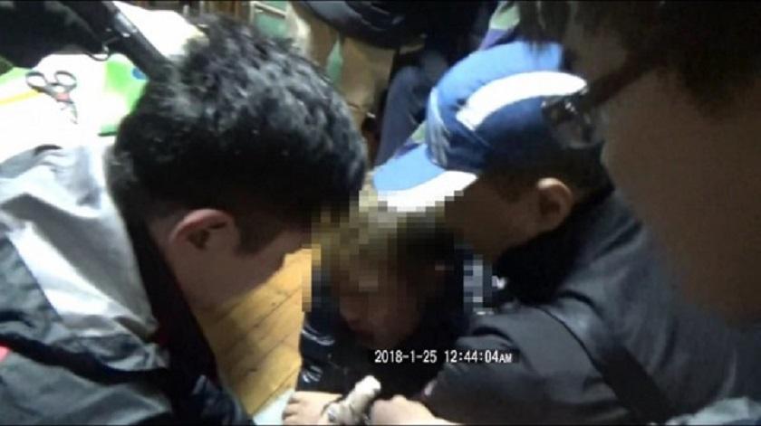 勇警壓制黃嫌，伸手包包內卸彈匣，化解槍戰危機。（警方提供）