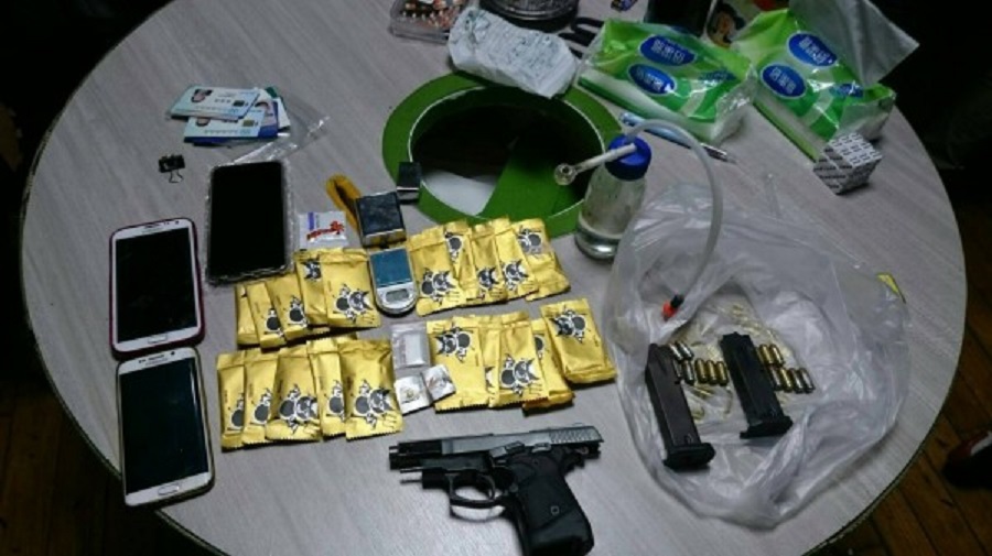警方在黃嫌住處查獲槍彈與大批毒咖啡、海洛因、吸食器。（警方提供） 