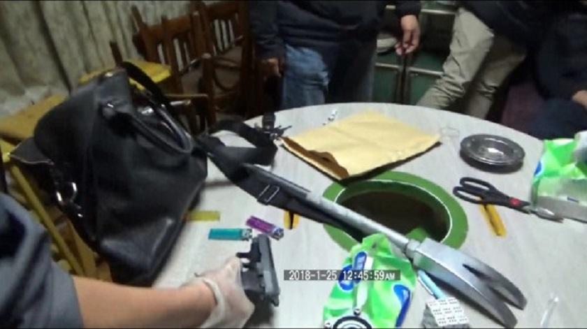 警方查獲槍枝與改造槍彈工具、子彈半成品、槍枝零組件。（警方提供） 