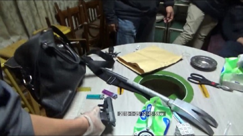 警方查獲槍枝與改造槍彈工具、子彈半成品、槍枝零組件。（警方提供） 