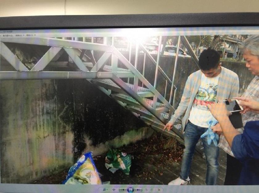 警方押解嫌到北屯區祥順路河堤，取出起出作案用槍枝。（警方提供）
