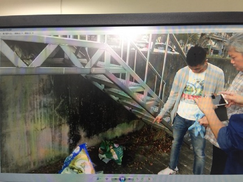 警方押解嫌到北屯區祥順路河堤，取出起出作案用槍枝。（警方提供）