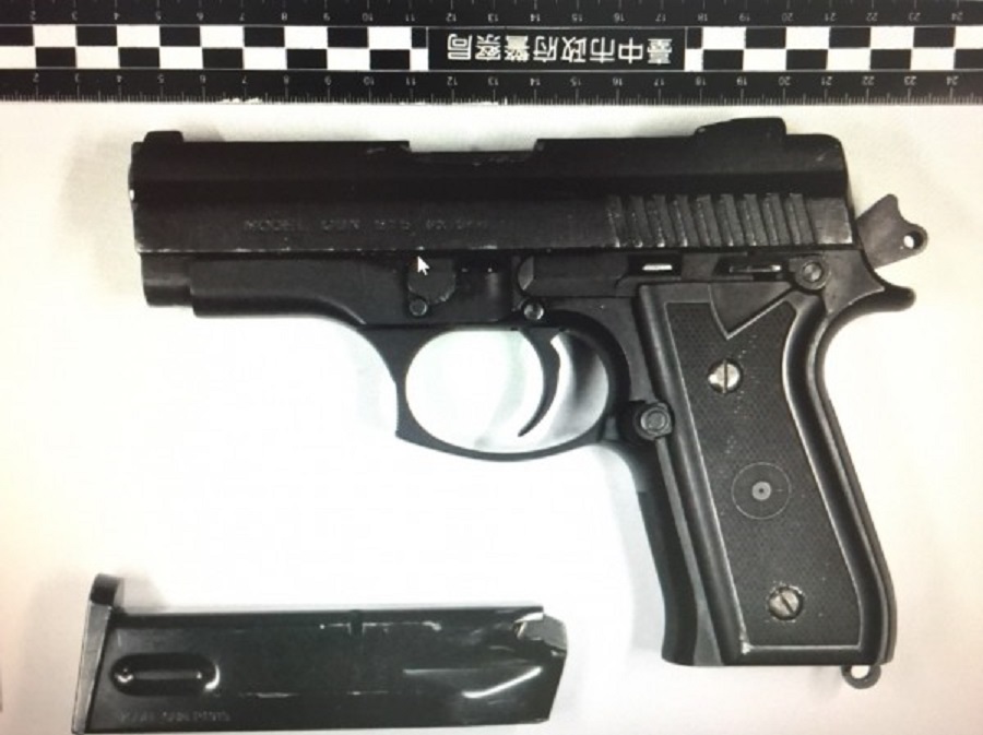 警方查扣作案用的改造手槍與彈匣。(警方提供)