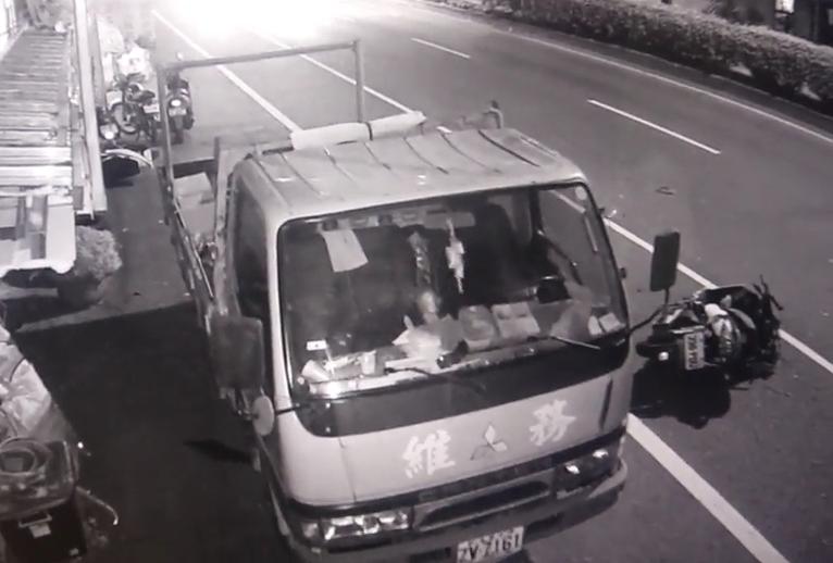 男大生莫名偏離車道自撞死亡,機車橫躺路邊,貨車被猛撞之後還因此往前移動數公尺。(警方提供)