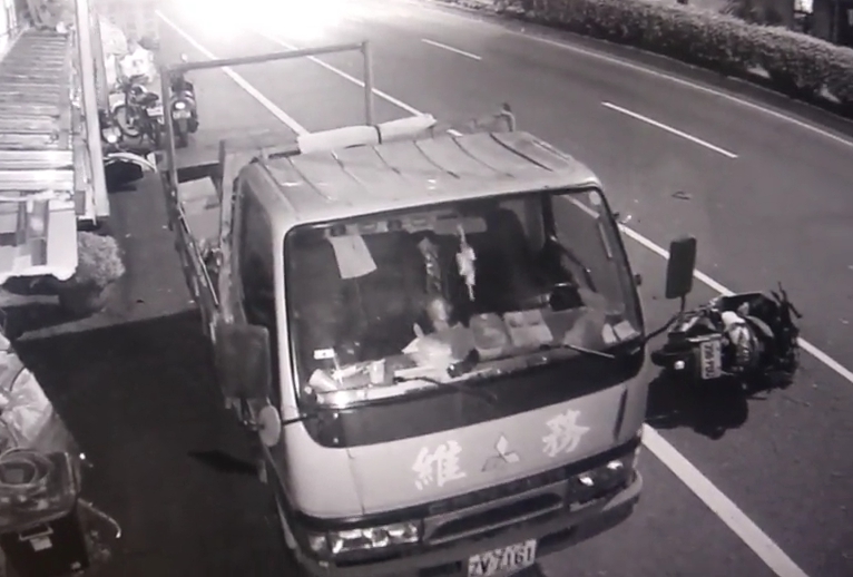 男大生莫名偏離車道自撞死亡，機車橫躺路邊，貨車被猛撞之後還因此往前移動數公尺。（警方提供）