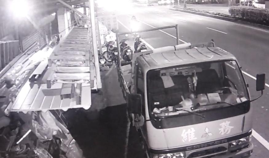 監視器拍到瞬間,男大生疑似疲勞騎車,導致偏離車道自撞死亡。(警方提供)