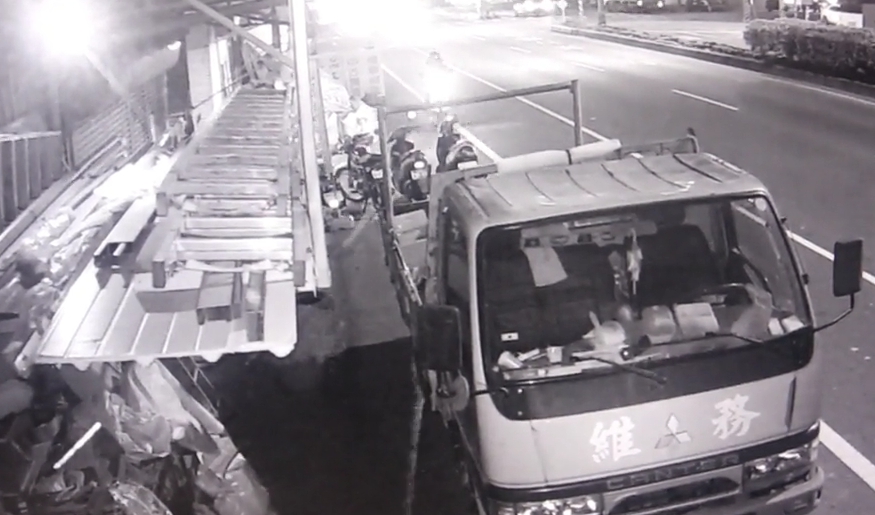 監視器拍到瞬間,男大生疑似疲勞騎車,導致偏離車道自撞死亡。(警方提供)